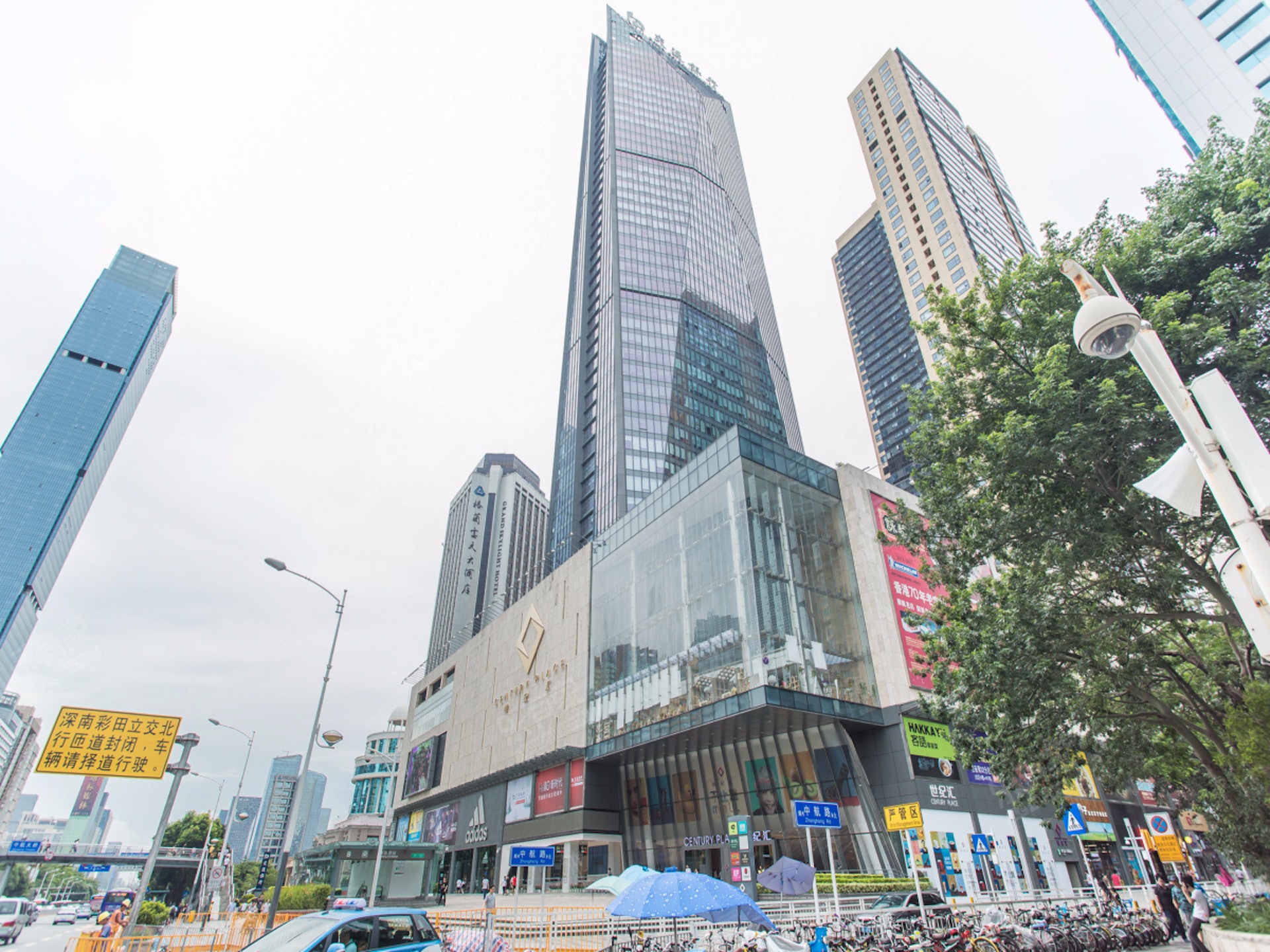 圖為位於深圳市福田區的商廈世紀匯廣場。(樂有家) 圖為位於深圳市福田區的商廈世紀匯廣場。(樂有家)