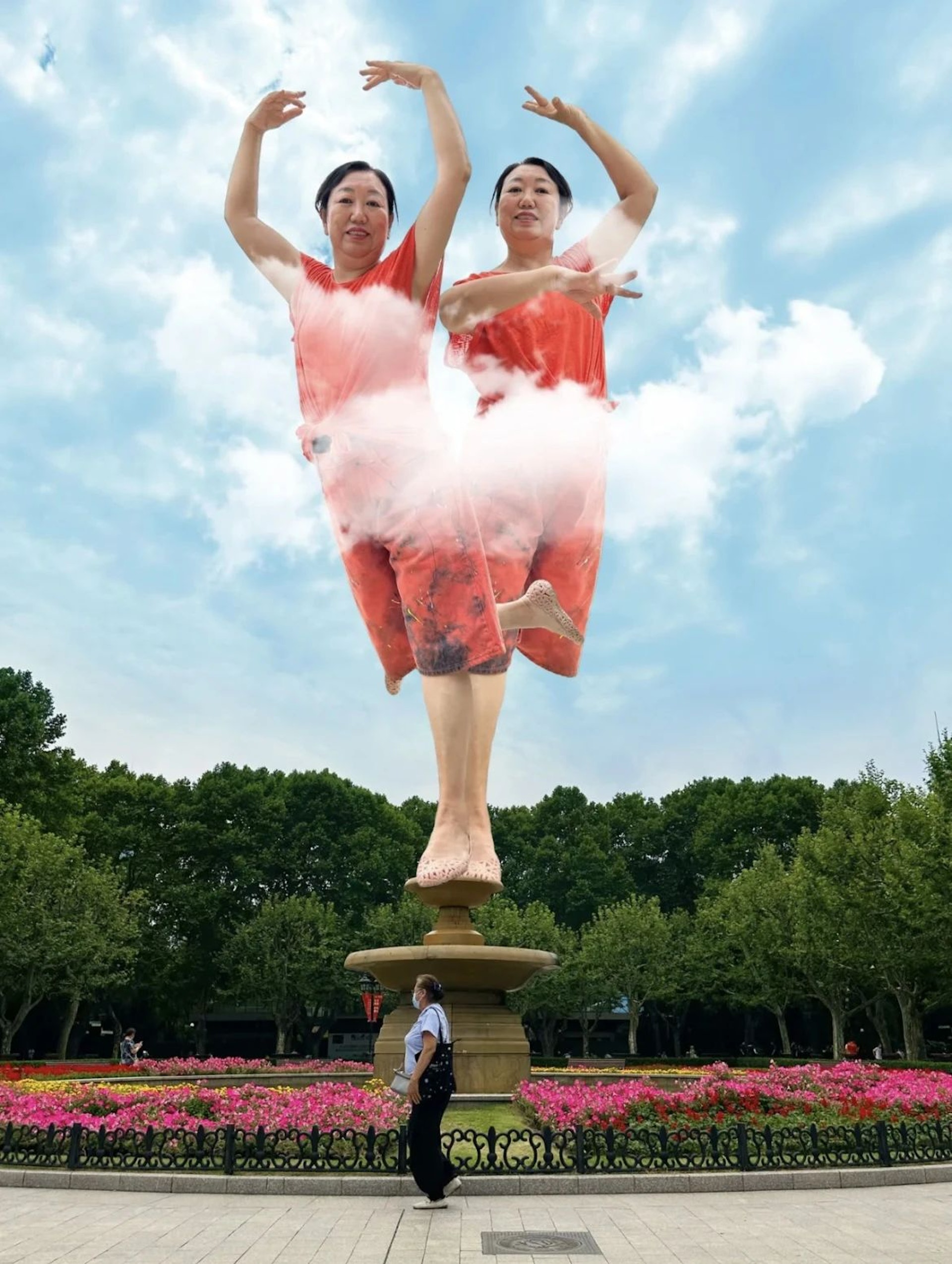 在小紅書引起熱論的「北京大媽版草間彌生」藝術照(小紅書@RaoHost) 在小紅書引起熱論的「北京大媽版草間彌生」藝術照(小紅書@RaoHost)