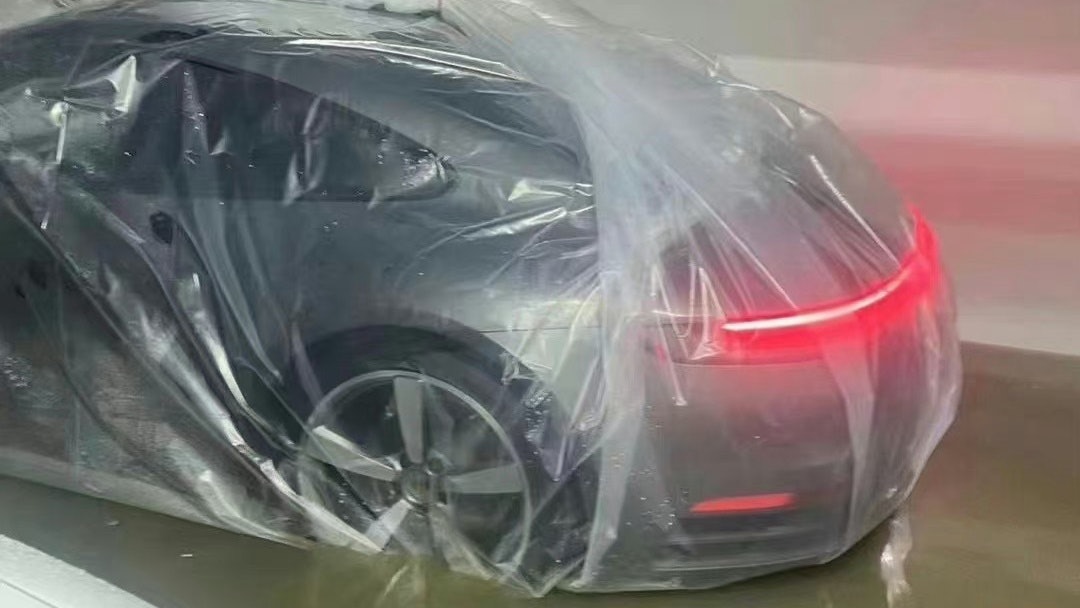 颱風海葵|提前用防水膠袋包裹愛車 車主:整個地庫就我的車沒事 颱風海葵|提前用防水膠袋包裹愛車 車主:整個地庫就我的車沒事