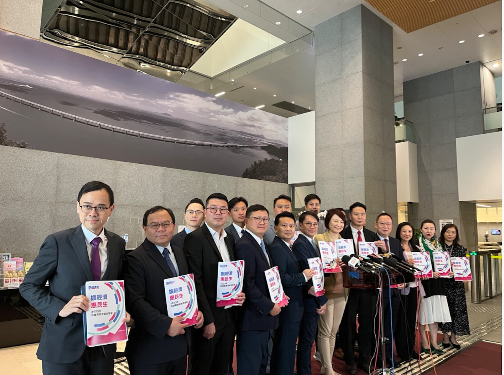 民建聯向李家超就施政報告提出約九十項建議(李宇婷攝) 民建聯向李家超就施政報告提出約九十項建議(李宇婷攝)