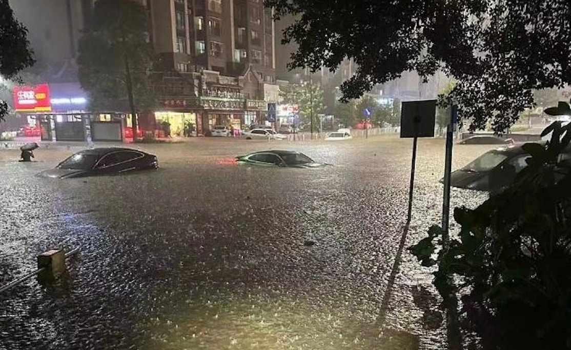 深圳突降暴雨发红色预警 内涝严重车辆被淹