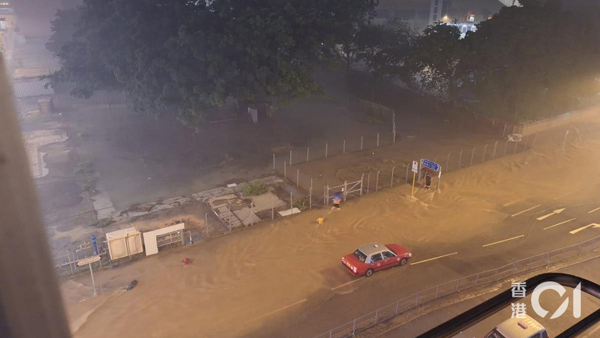 黑雨水浸|多區馬路水浸 市民經過黃竹坑驚呼︰變咗水塘 黑雨水浸|多區馬路水浸 市民經過黃竹坑驚呼︰變咗水塘
