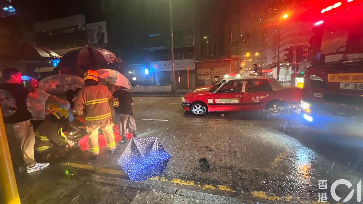 黑雨水浸｜旺角的士撞傷老婦　熱心市民撐傘　消防救護冒雨救人