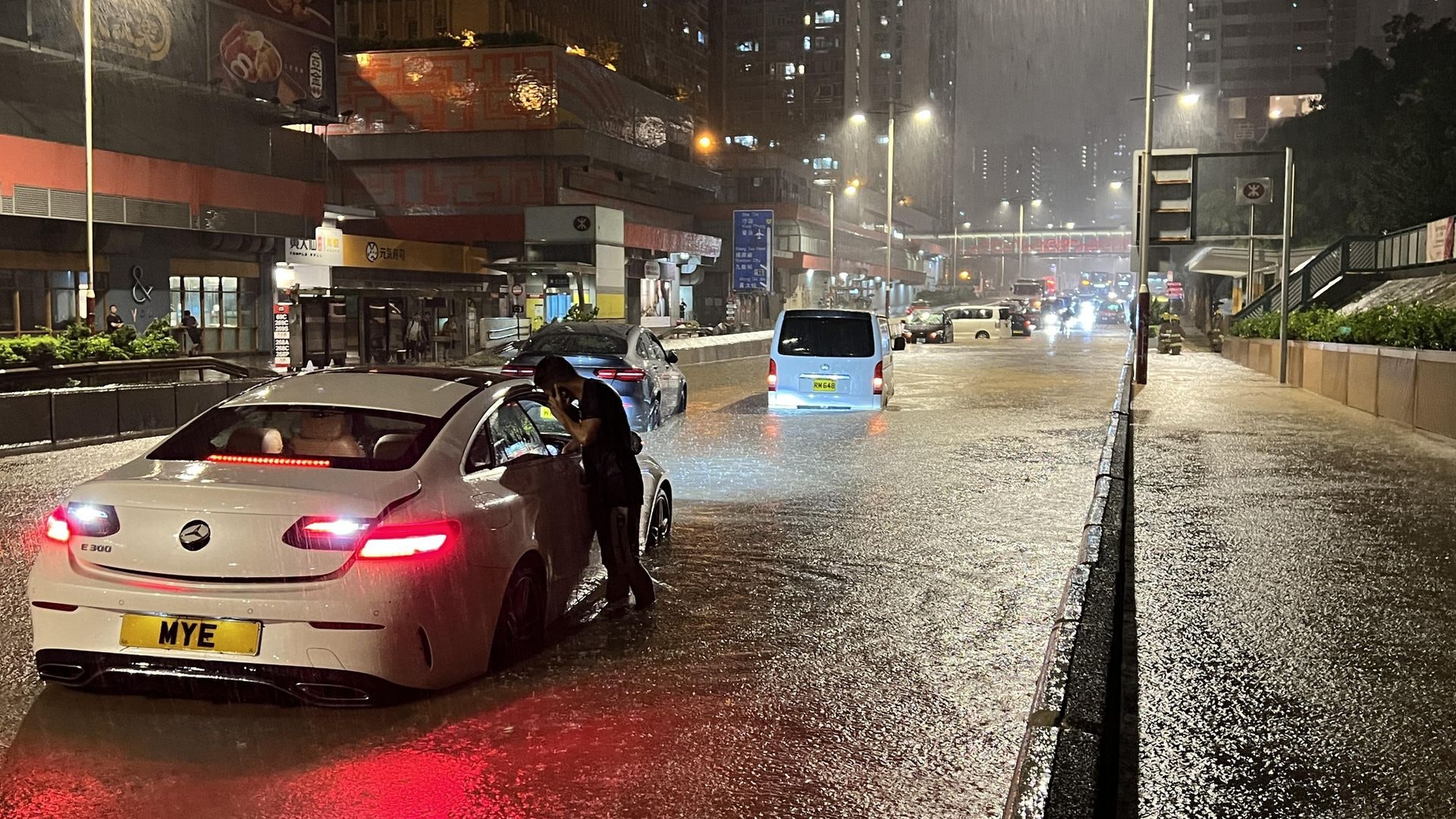 黑雨水浸|下雨冷知識!為什麼聽到雨聲特別睏倦?專家揭5大原因 黑雨水浸|下雨冷知識!為什麼聽到雨聲特別睏倦?專家揭5大原因