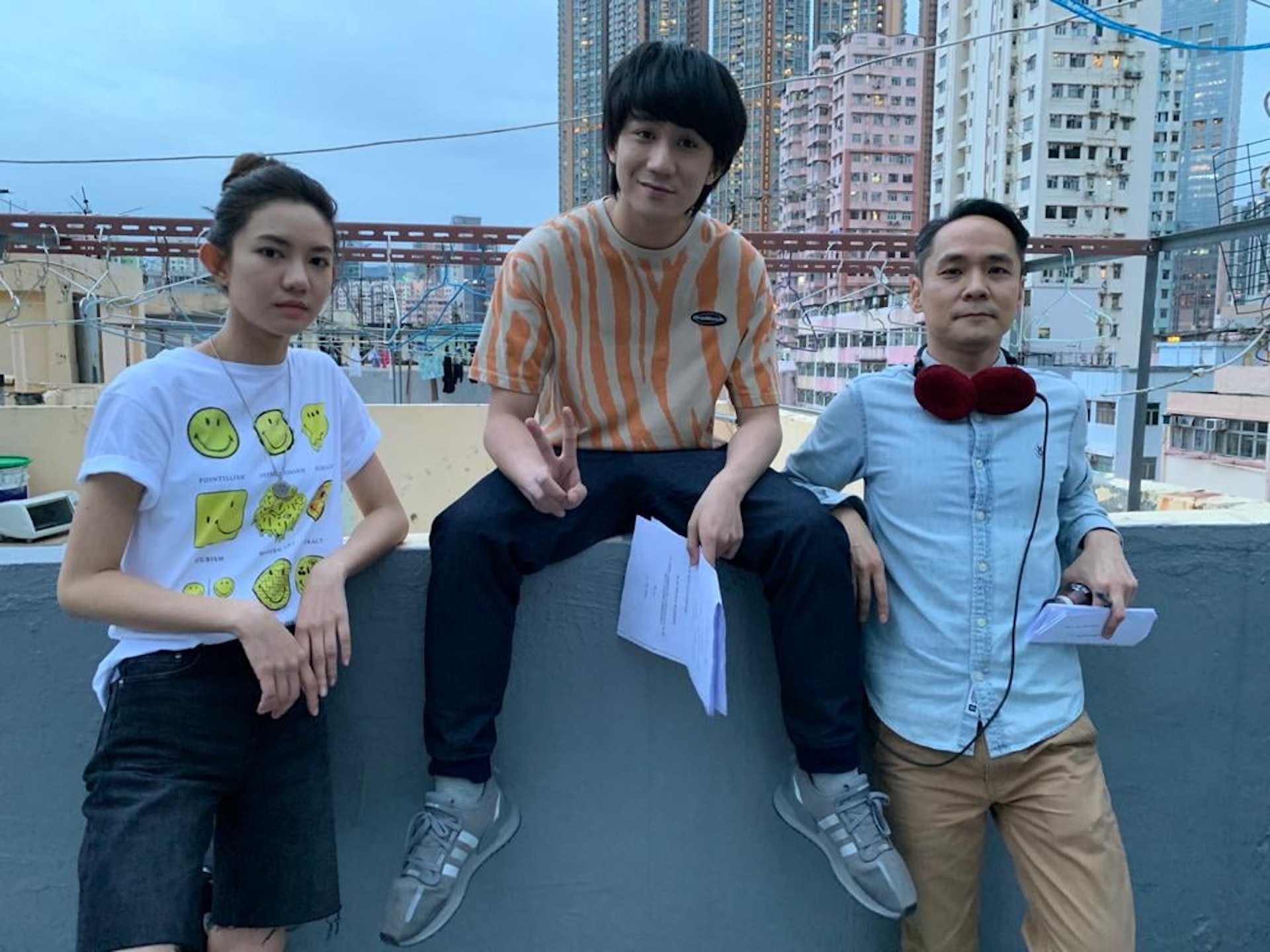 吳肇軒飾演的主角詹卓文,與導演區焯文(右)有趣地「意外撞名」!(《說笑之人》電影花絮照) 吳肇軒飾演的主角詹卓文,與導演區焯文(右)有趣地「意外撞名」!(《說笑之人》電影花絮照)