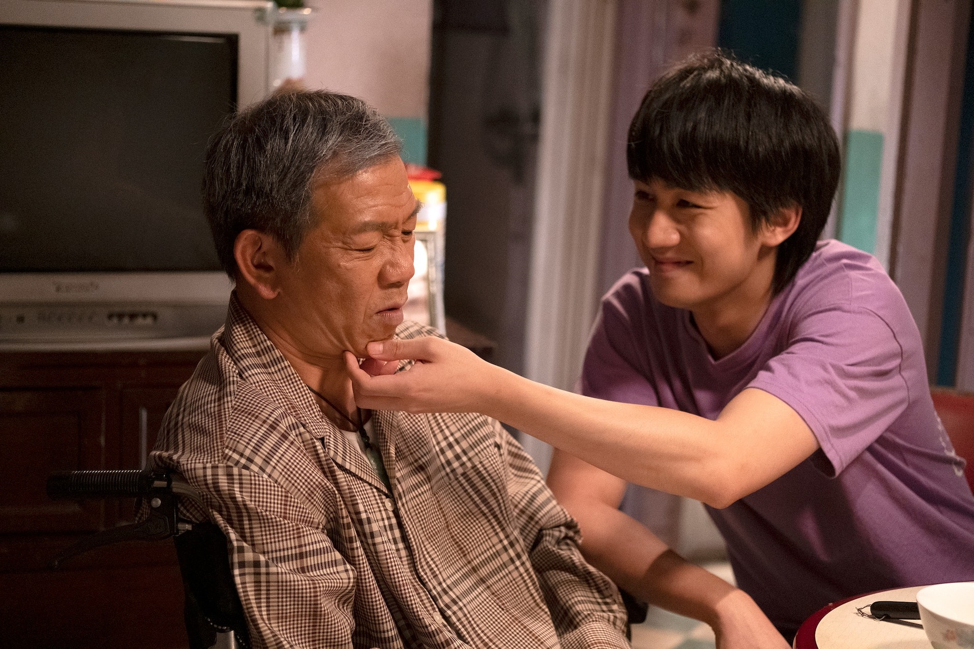 區焯文表示袁富華演繹許多角色的細節,要再三翻看才能留意到。(《說笑之人》電影劇照) 區焯文表示袁富華演繹許多角色的細節,要再三翻看才能留意到。(《說笑之人》電影劇照)