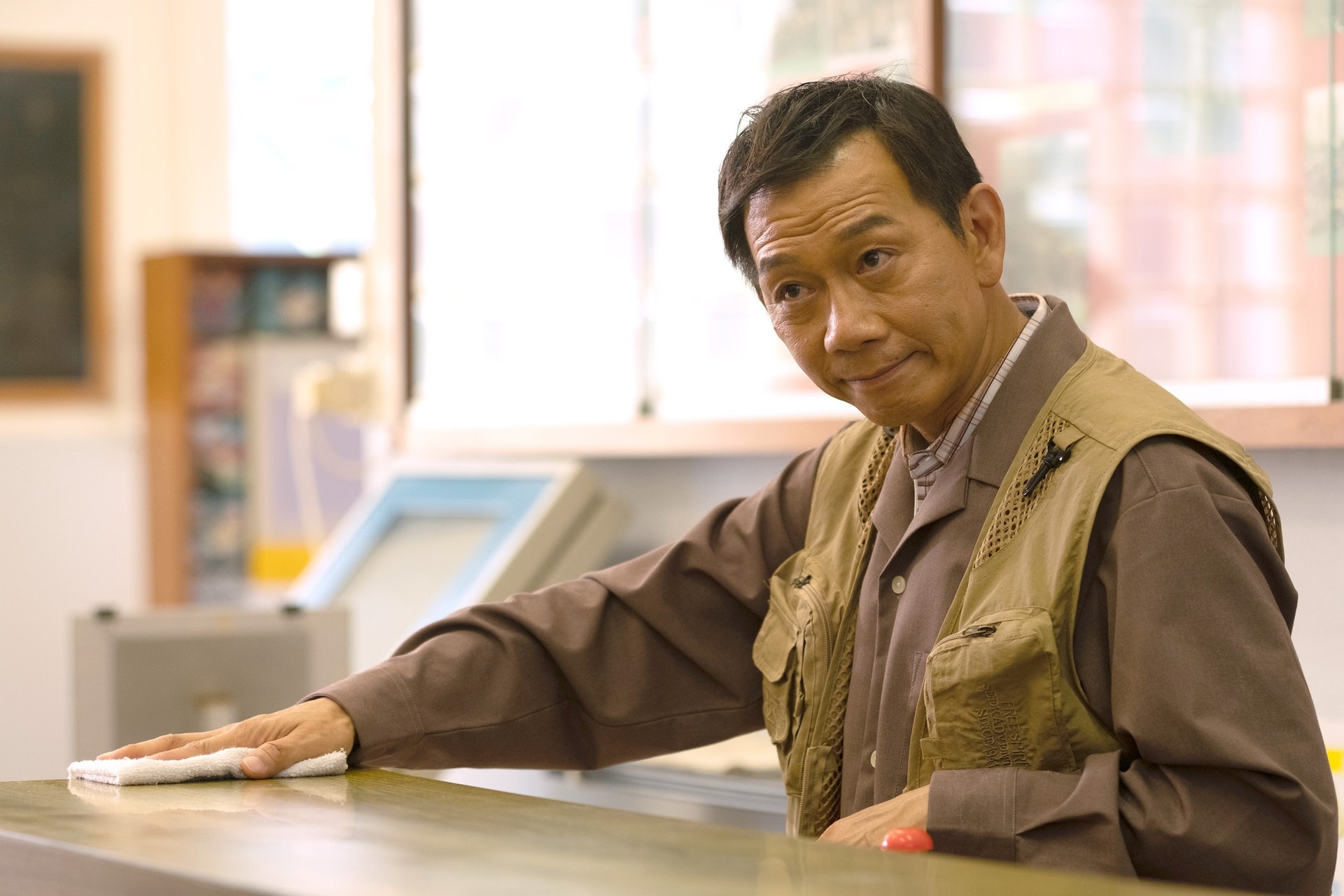 袁富華於電影中飾演輕度智障的單親父親詹家華。區焯文導演認為袁富華是角色的不二之選。(《說笑之人》電影劇照) 袁富華於電影中飾演輕度智障的單親父親詹家華。區焯文導演認為袁富華是角色的不二之選。(《說笑之人》電影劇照)