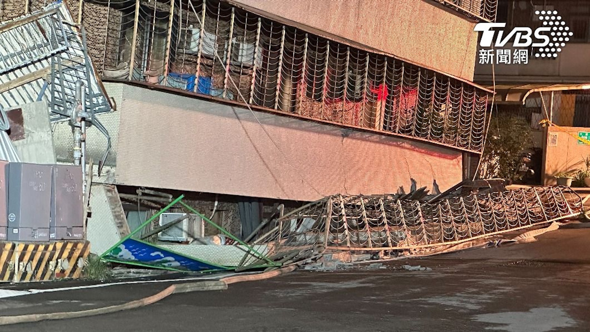 台北市大直街94巷7日晚間疑似受海砂屋都更建案施工影響,造成大樓下陷一層樓,「一樓消失」。(TVBS新聞網授權使用) 台北市大直街94巷7日晚間疑似受海砂屋都更建案施工影響,造成大樓下陷一層樓,「一樓消失」。(TVBS新聞網授權使用)