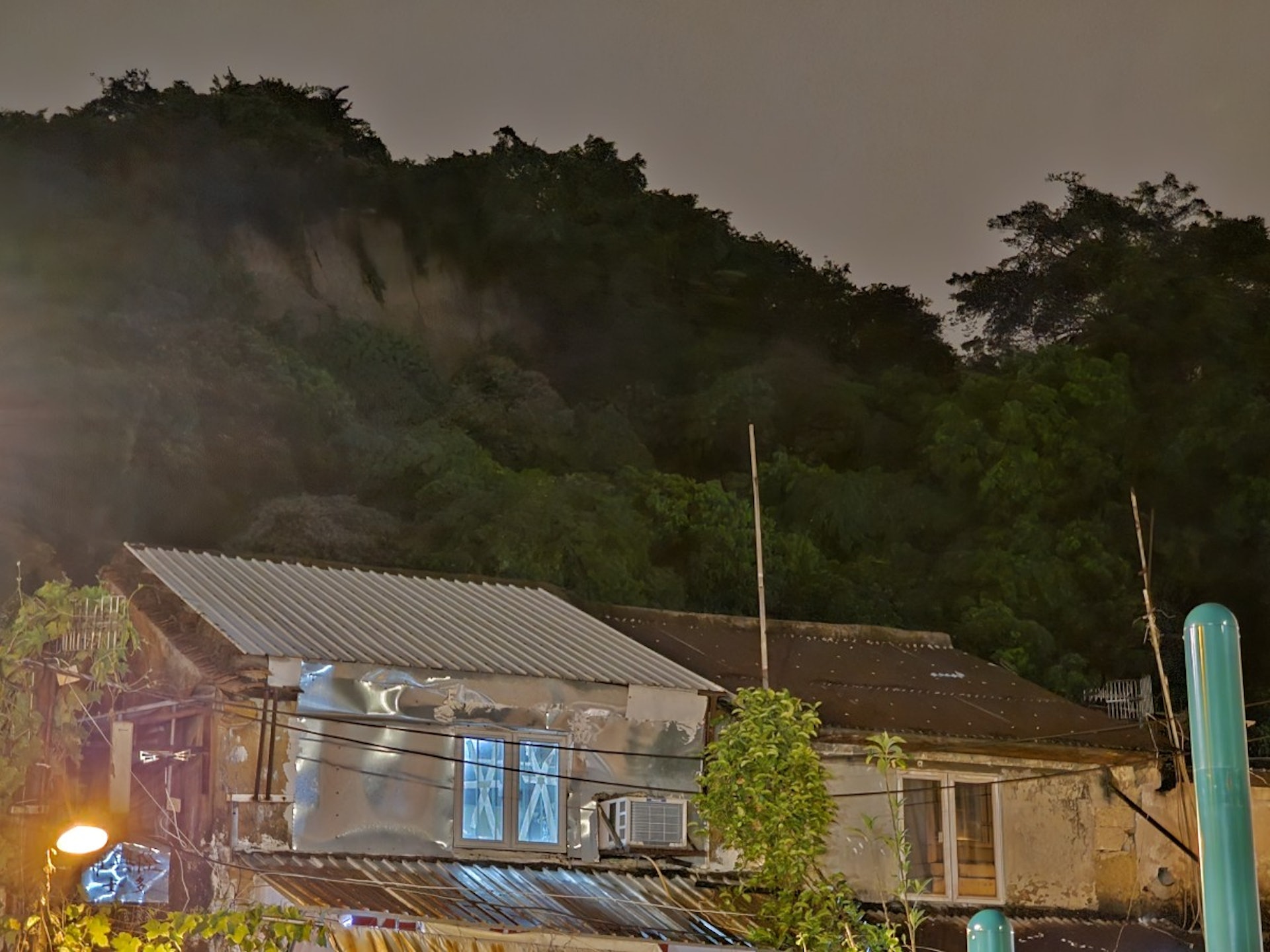警方接獲茶果嶺道一地盤職員報案,指附近山坡冧山泥,人員到場發現面積達20米乘30米。
(梁偉權攝) 警方接獲茶果嶺道一地盤職員報案,指附近山坡冧山泥,人員到場發現面積達20米乘30米。
(梁偉權攝)