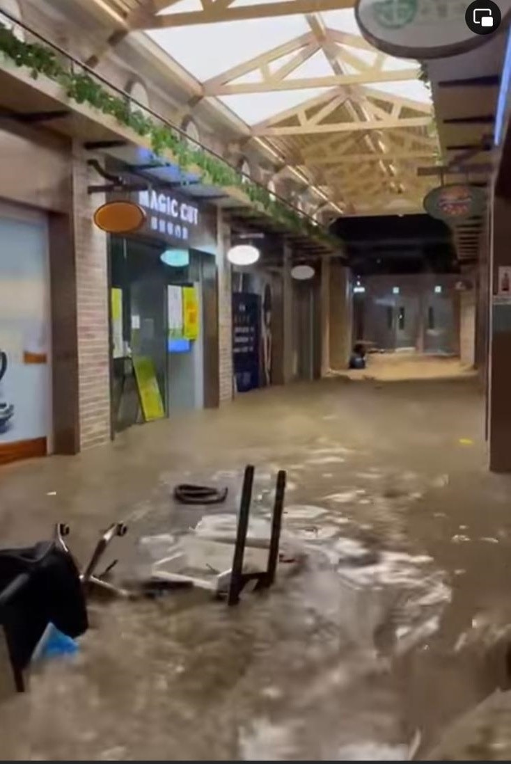 鰂魚涌區受暴雨影響，多條街道水浸，包括太平街市及東匯坊，店舖的枱櫈等雜物隨水飄浮。（鰂魚涌街坊街里）