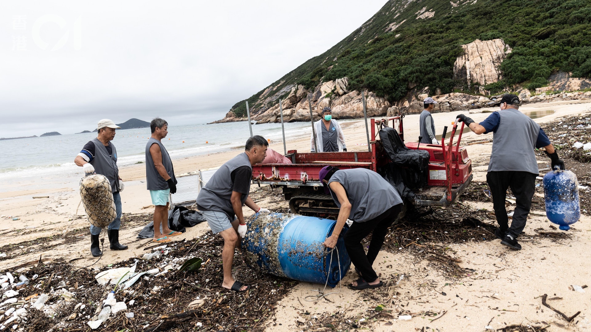 世紀暴雨|石澳沙灘堆積大量垃圾 水管外露 工作人員趕急整理 世紀暴雨|石澳沙灘堆積大量垃圾 水管外露 工作人員趕急整理