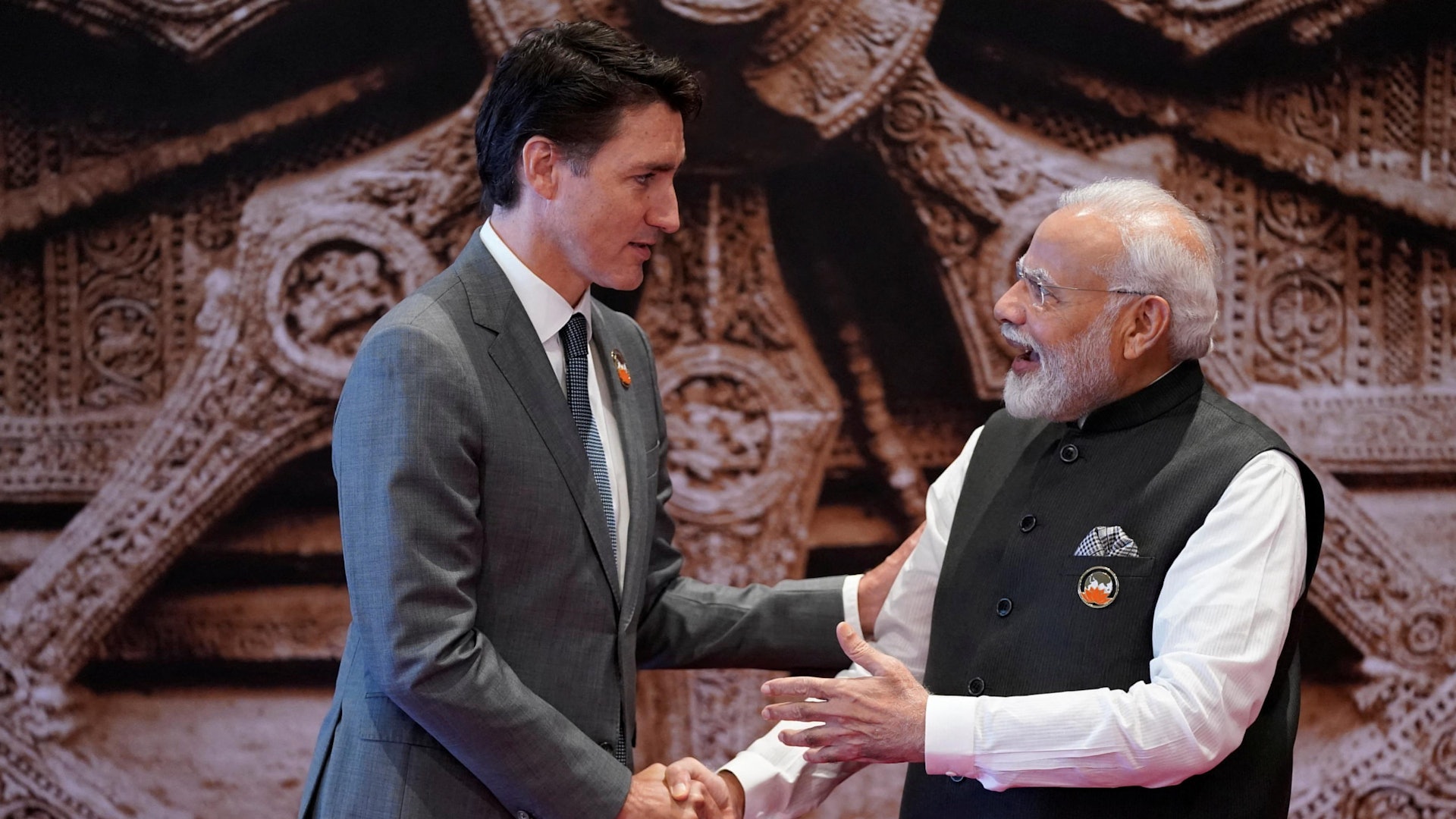 加拿大指控印度政府涉及一名錫克教分離主義者在溫哥華附近遇刺,令兩國關係緊張。9月9日,印度總理莫迪歡迎加拿大總理杜魯多抵達會場參加 G20 峰會。(路透社)