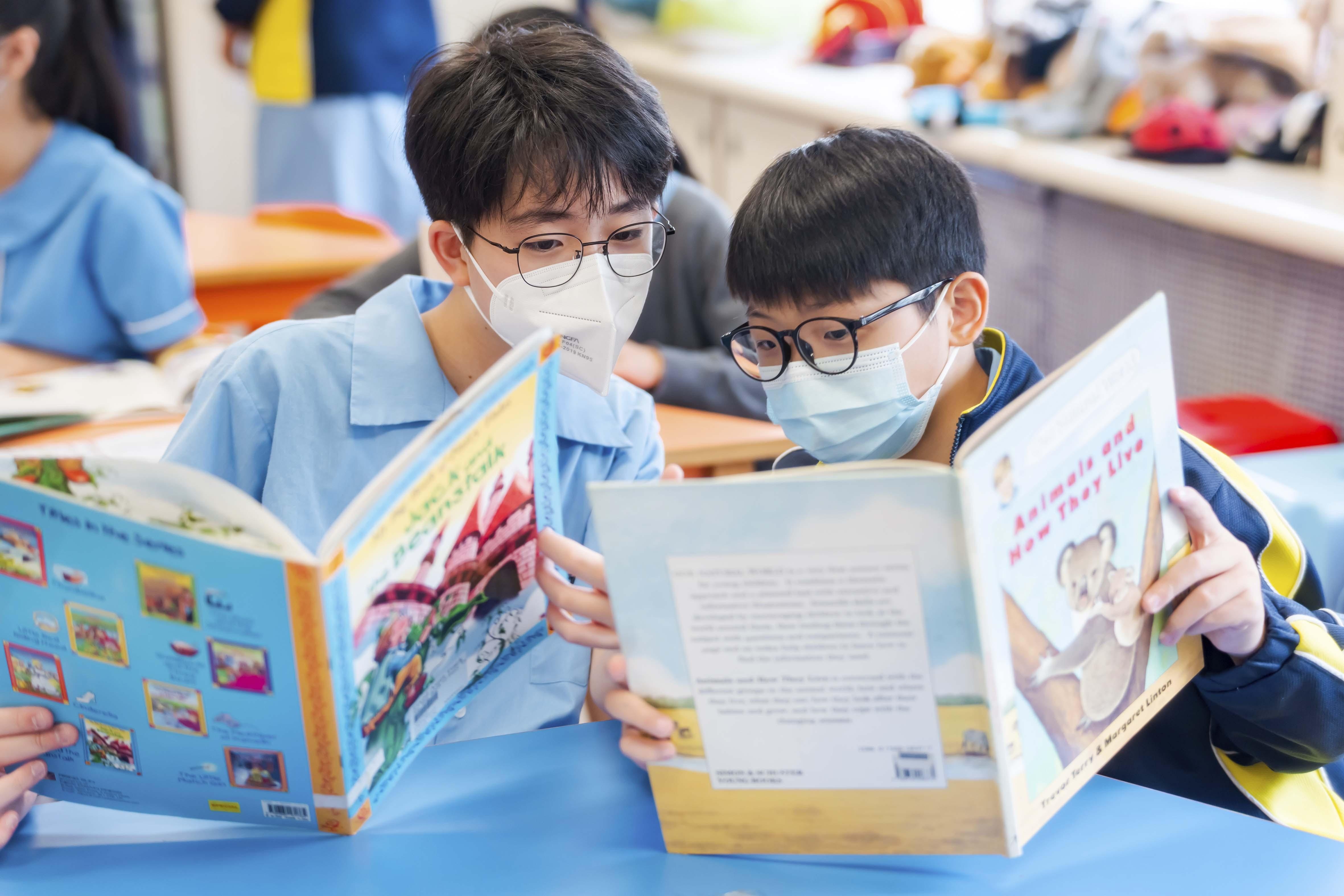 學生課餘享受閱讀樂趣。