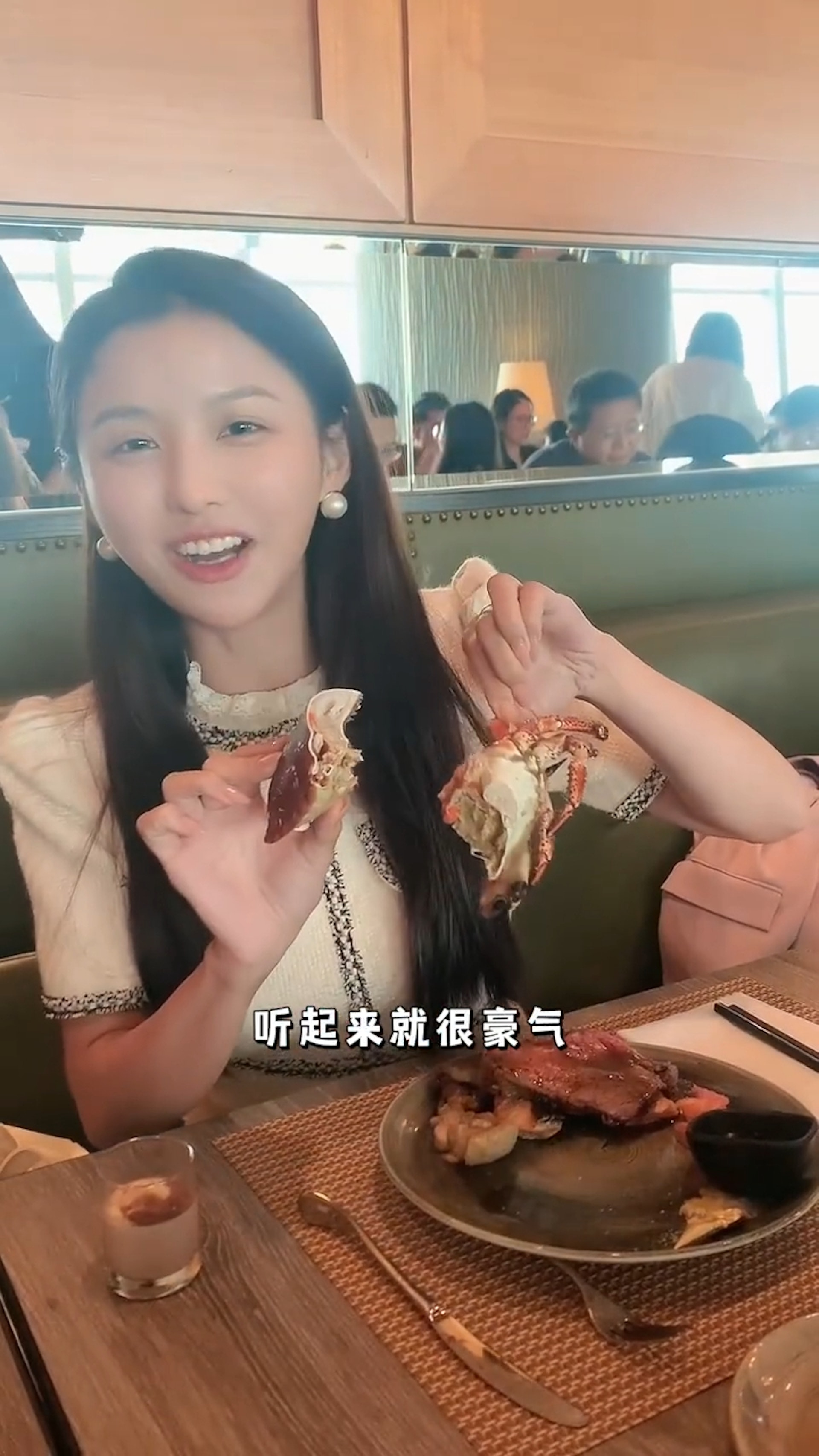 Wendy现身一间餐厅吃自助餐,用手拿着巨蟹斯文地进食。 (小红书) Wendy现身一间餐厅吃自助餐,用手拿着巨蟹斯文地进食。 (小红书)