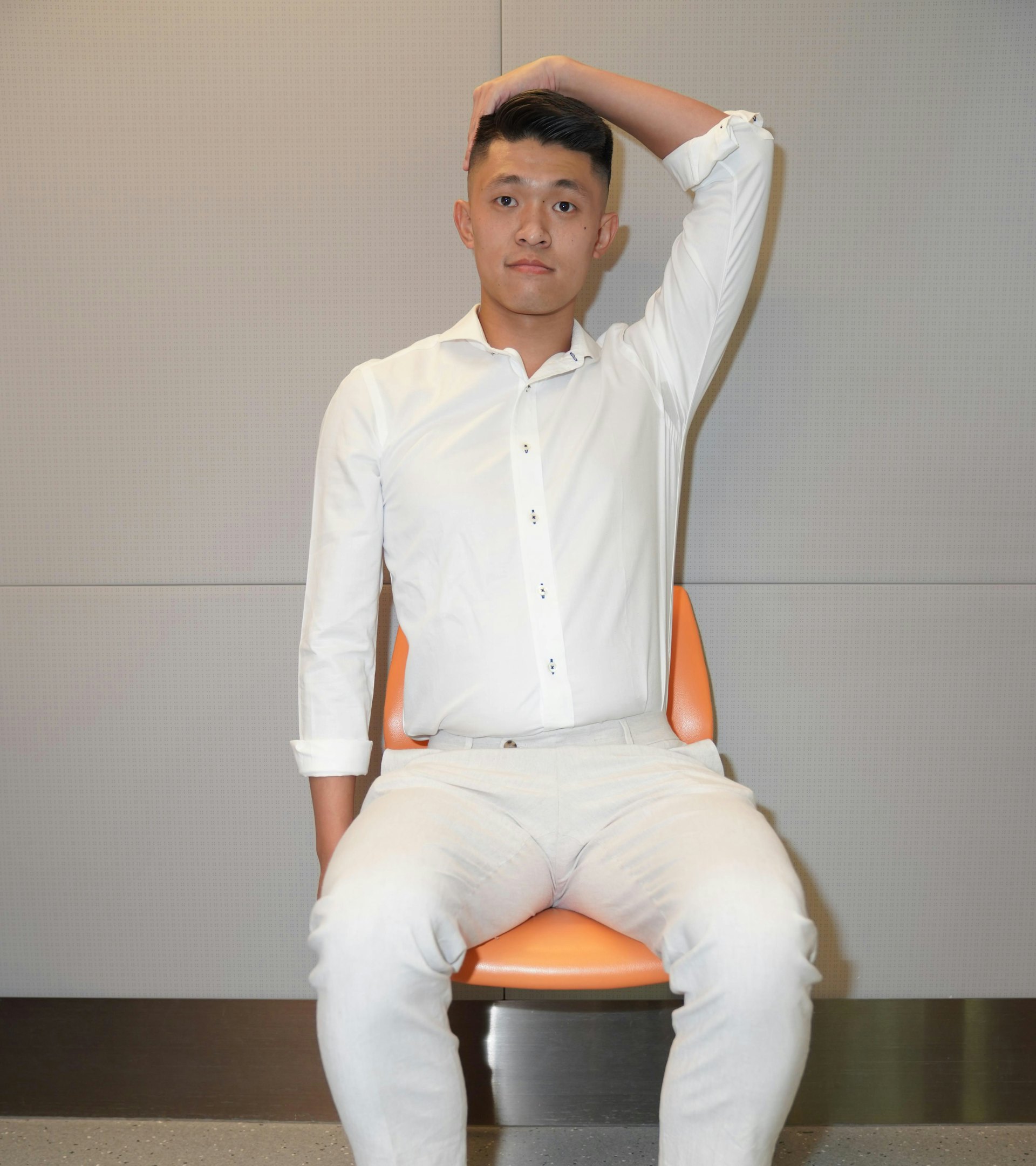 左右交替舒展肩頸及上斜方肌肉動作示範(相片由受訪者提供) 左右交替舒展肩頸及上斜方肌肉動作示範(相片由受訪者提供)
