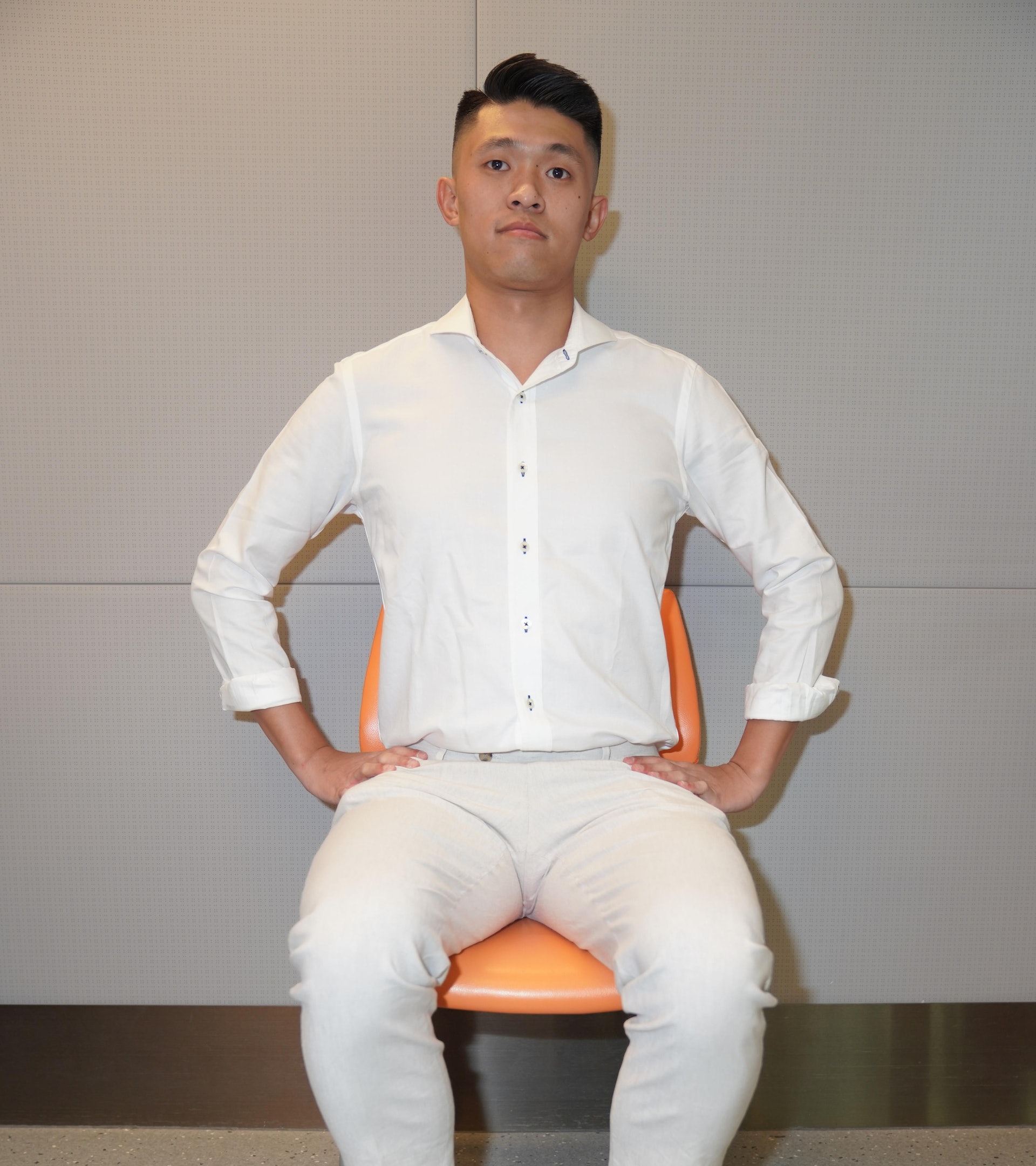 左右交替舒展腰部兩側動作 第一式 示範(相片由受訪者提供) 左右交替舒展腰部兩側動作 第一式 示範(相片由受訪者提供)
