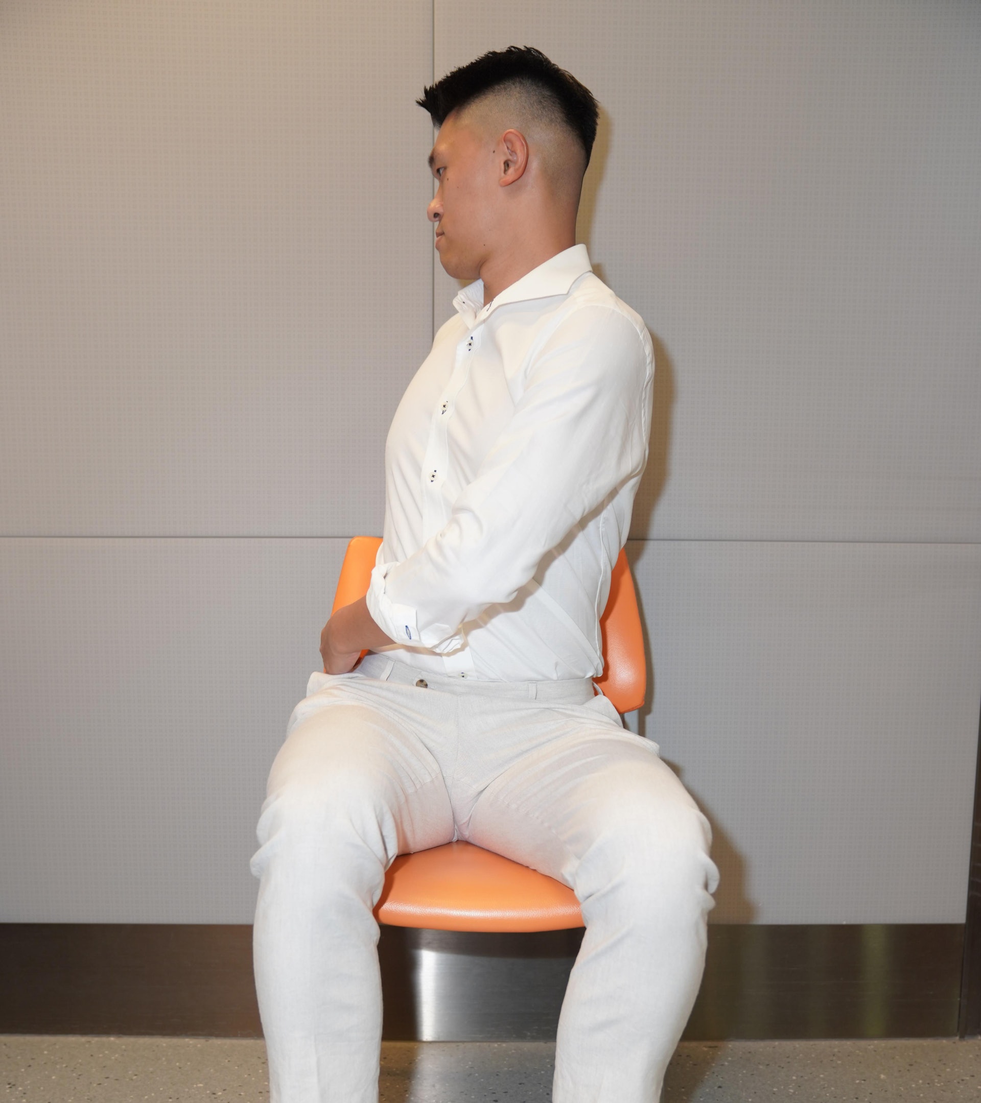 左右交替舒展腰部兩側動作 第一式 示範(相片由受訪者提供) 左右交替舒展腰部兩側動作 第一式 示範(相片由受訪者提供)