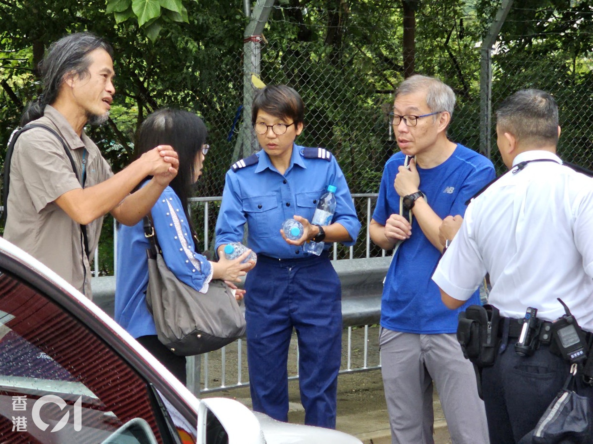57歲男子甯國良前往沙田黃牛山行山後失蹤,遺體事隔三周後尋回,其家屬到梅子林路了解。(梁偉權攝) 57歲男子甯國良前往沙田黃牛山行山後失蹤,遺體事隔三周後尋回,其家屬到梅子林路了解。(梁偉權攝)