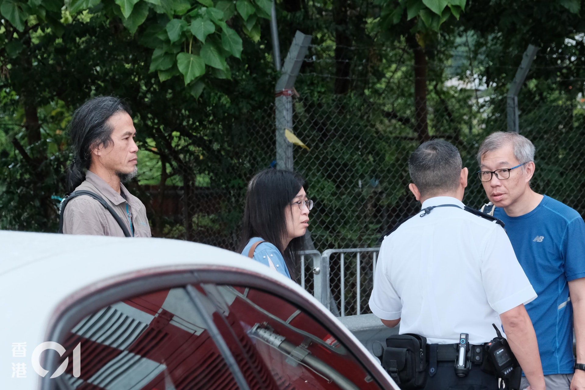 57歲男子甯國良前往沙田黃牛山行山後失蹤,遺體事隔三周後尋回,其家屬到梅子林路了解。(左朗星攝) 57歲男子甯國良前往沙田黃牛山行山後失蹤,遺體事隔三周後尋回,其家屬到梅子林路了解。(左朗星攝)
