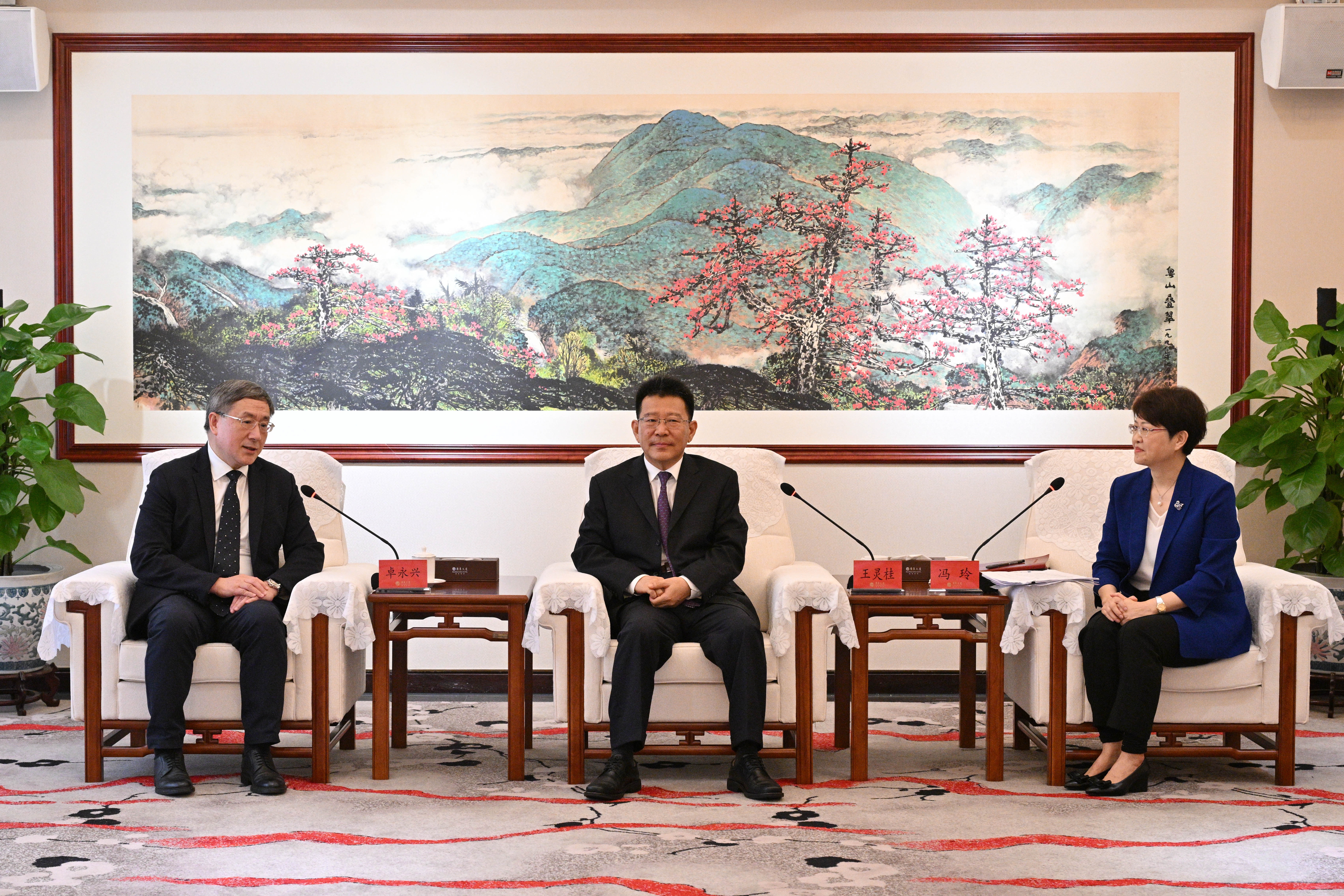 國務院港澳辦副主任王靈桂（中）、政務司副司長卓永興（左）和廣東省人民政府副省長馮玲（右）在廣州會面。（公務員事務局）