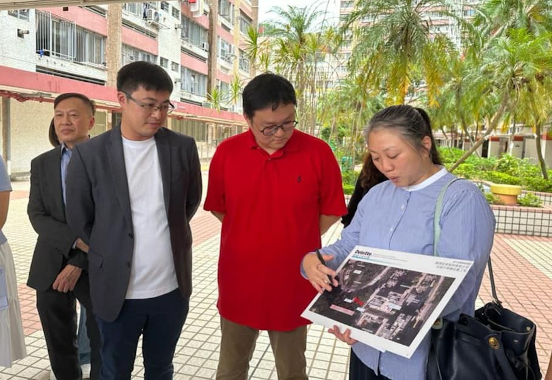 民建聯立法會議員顏汶羽今日(13日)在社交平台分享,指民政事務處終於完成研究,透露在樂華曲梯近樂雅苑平台段增設一部斜行升降機,將於2025年展開工程。(顏汶羽Facebook圖片) 民建聯立法會議員顏汶羽今日(13日)在社交平台分享,指民政事務處終於完成研究,透露在樂華曲梯近樂雅苑平台段增設一部斜行升降機,將於2025年展開工程。(顏汶羽Facebook圖片)