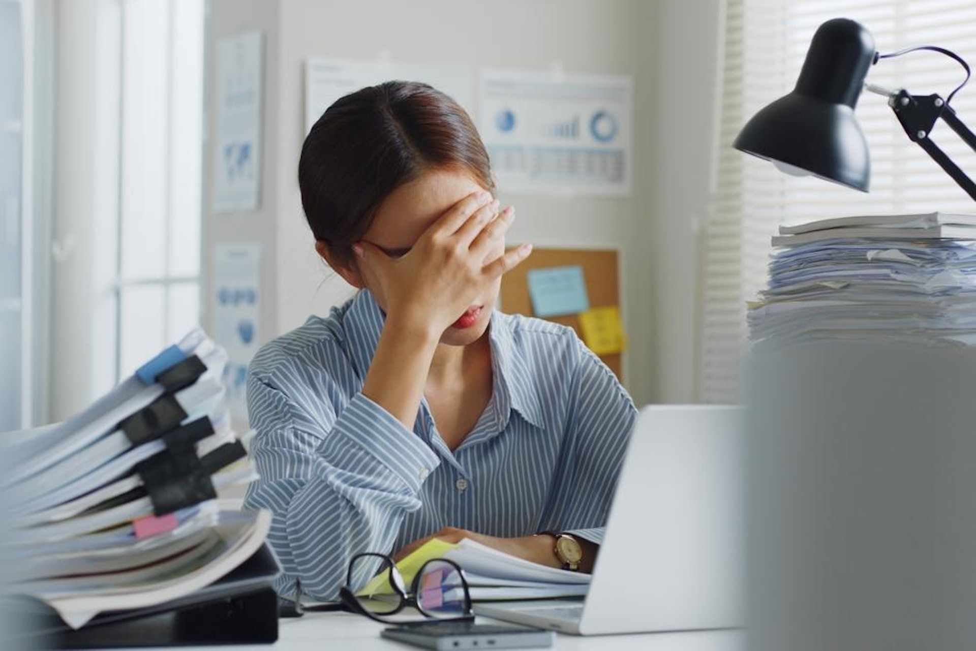 壓力是其中一個導致月經不準的原因，但多數屬短暫情況，若超過兩至三個月仍未有月經便應求醫。（圖片：Shutterstock）
