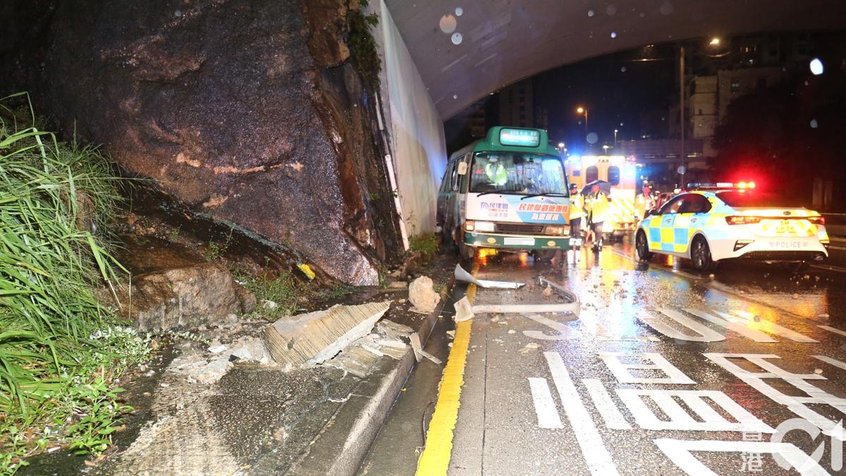 黃色暴雨下　專線小巴疑路滑紅磡失控撞路牌　兩人受傷