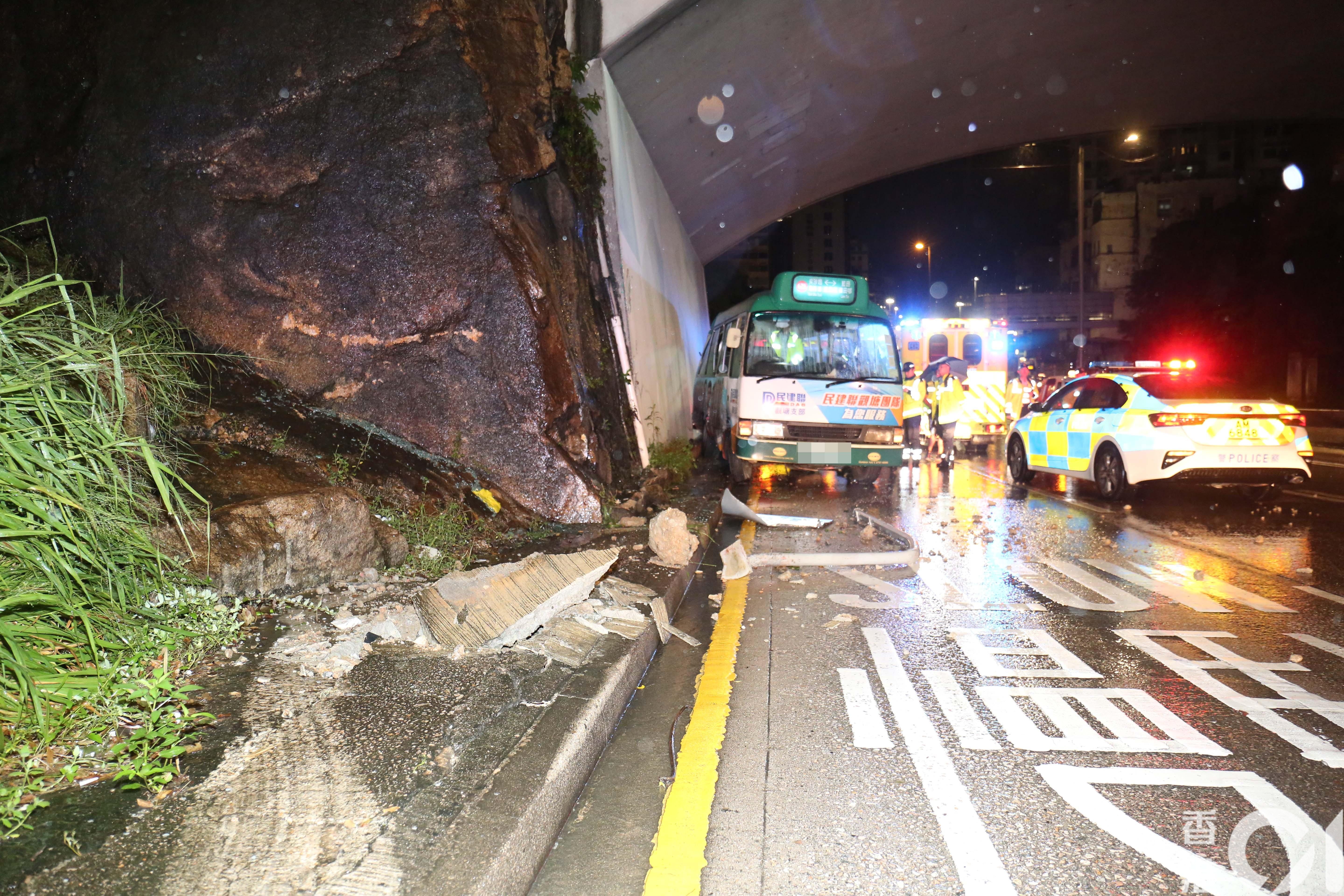 小巴在黃雨警告下失事。（陳永武攝）