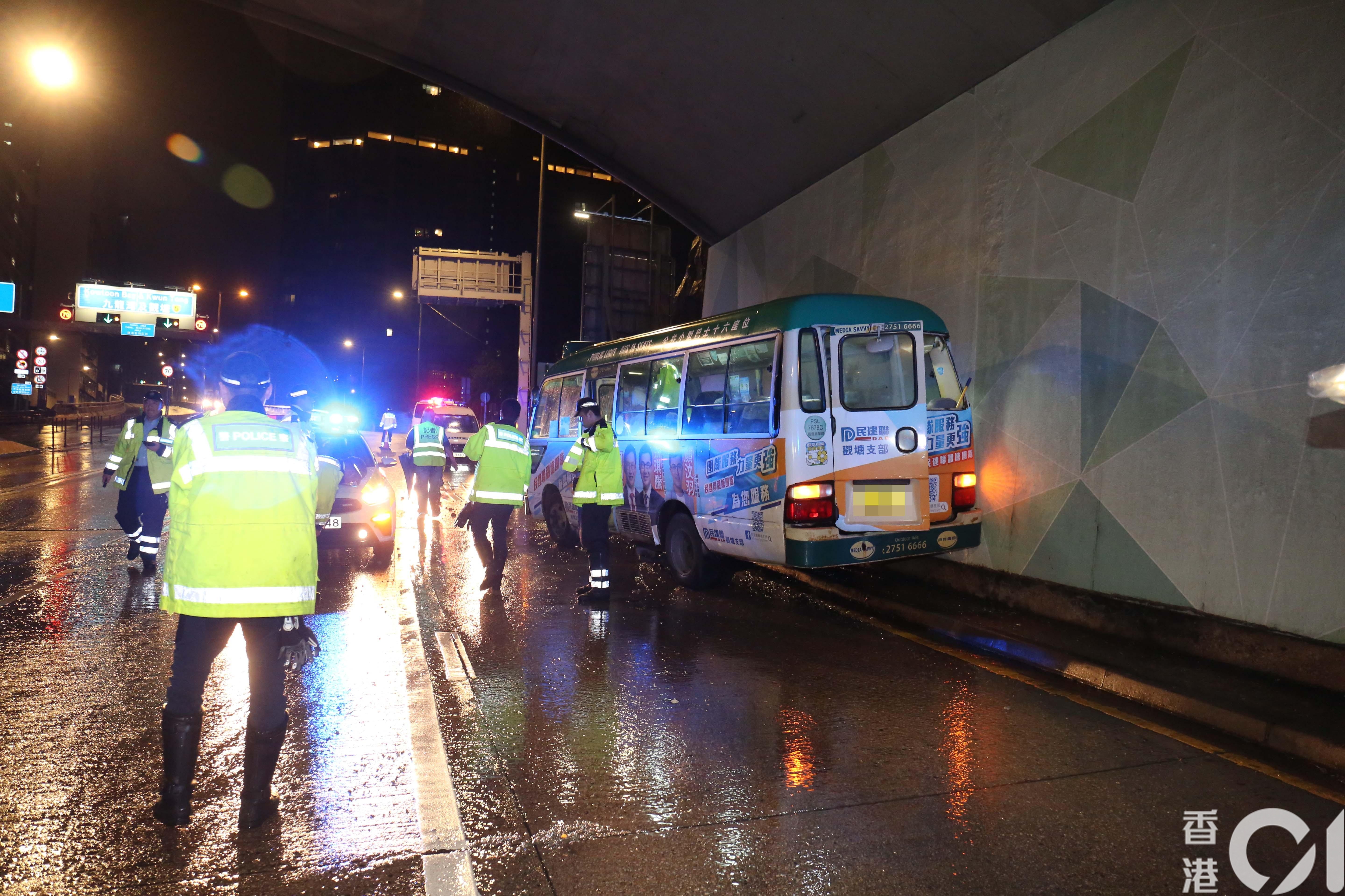 小巴在黃雨警告下失事。（陳永武攝）