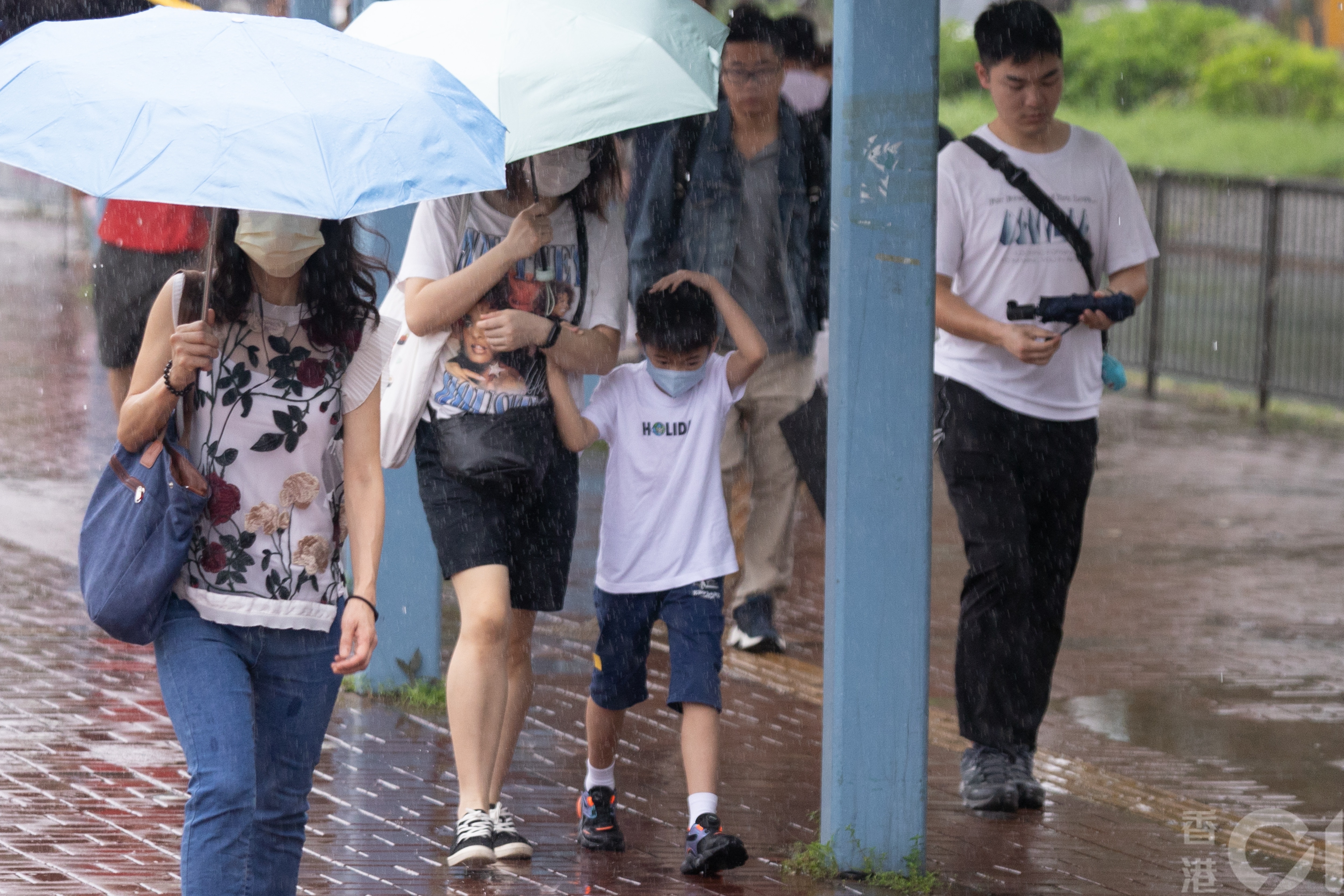天文台9月14日清晨发出红色暴雨警告，学校停课，在粉岭有小朋友跟家人外出。（林霭怡摄）