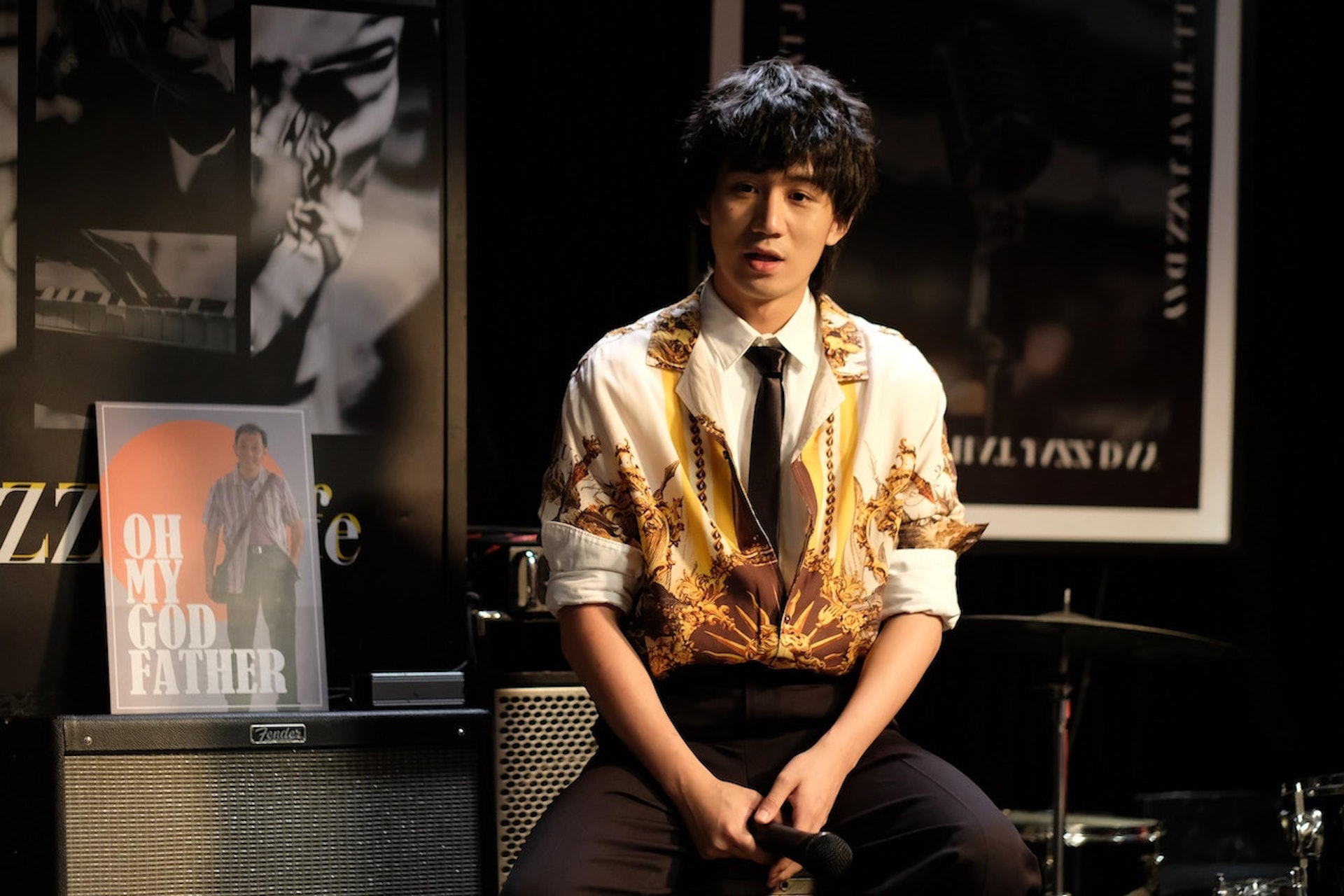 區焯文喜歡棟篤笑的簡約,一個人、一枝咪、一個台,便足以打動觀眾。(《說笑之人》電影劇照) 區焯文喜歡棟篤笑的簡約,一個人、一枝咪、一個台,便足以打動觀眾。(《說笑之人》電影劇照)