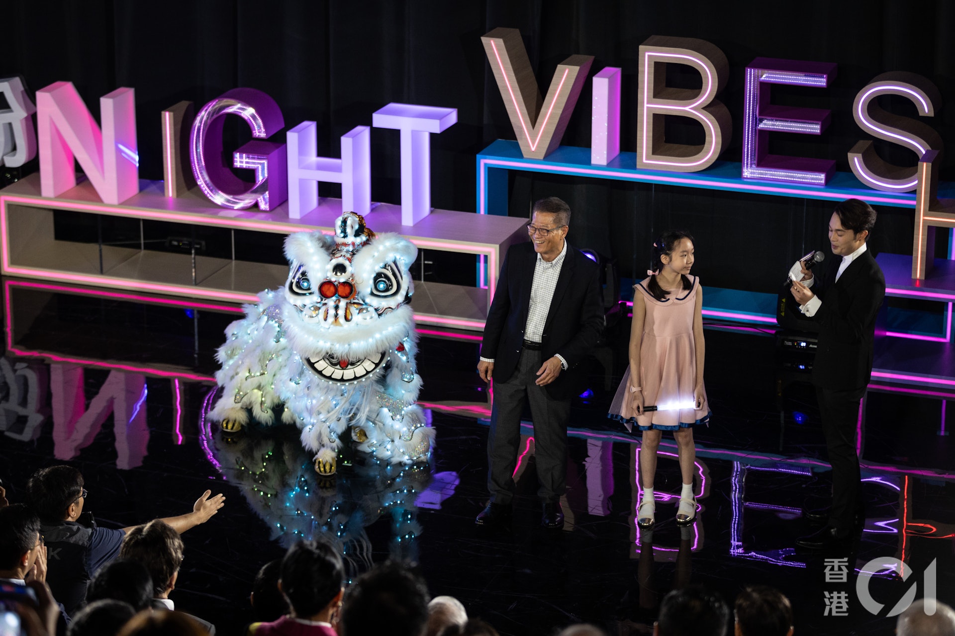 政府9月14日宣布開展「香港夜繽紛 」Night Vibes Hong Kong活動重振香港夜經濟，由財政司司長陳茂波（左一）為LED醒獅電子點睛。（廖雁雄攝）