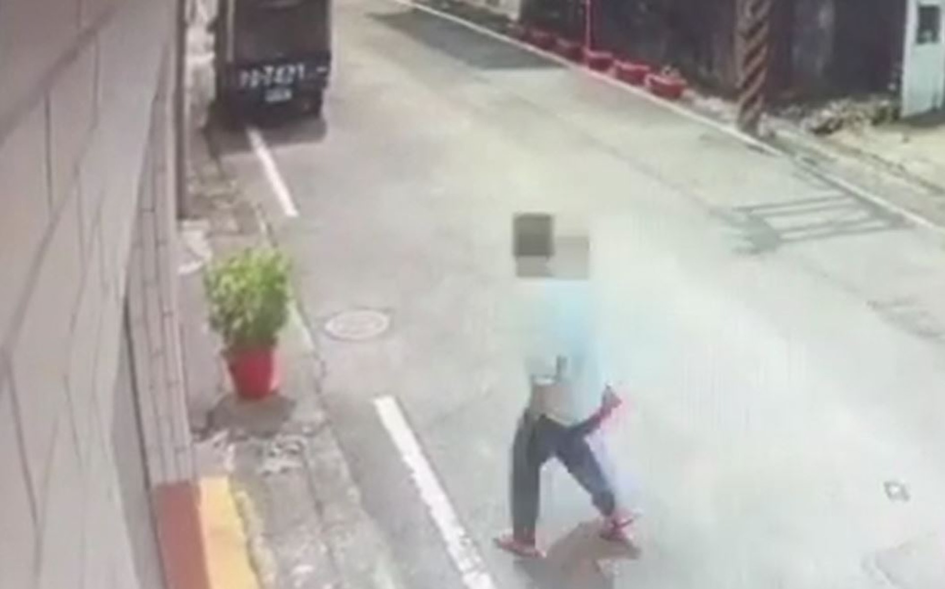 閉路電視拍下女死者案發前經過現場一帶時步伐不穩,懷疑因而跌落工地遇到意外。(網上影片截圖) 閉路電視拍下女死者案發前經過現場一帶時步伐不穩,懷疑因而跌落工地遇到意外。(網上影片截圖)