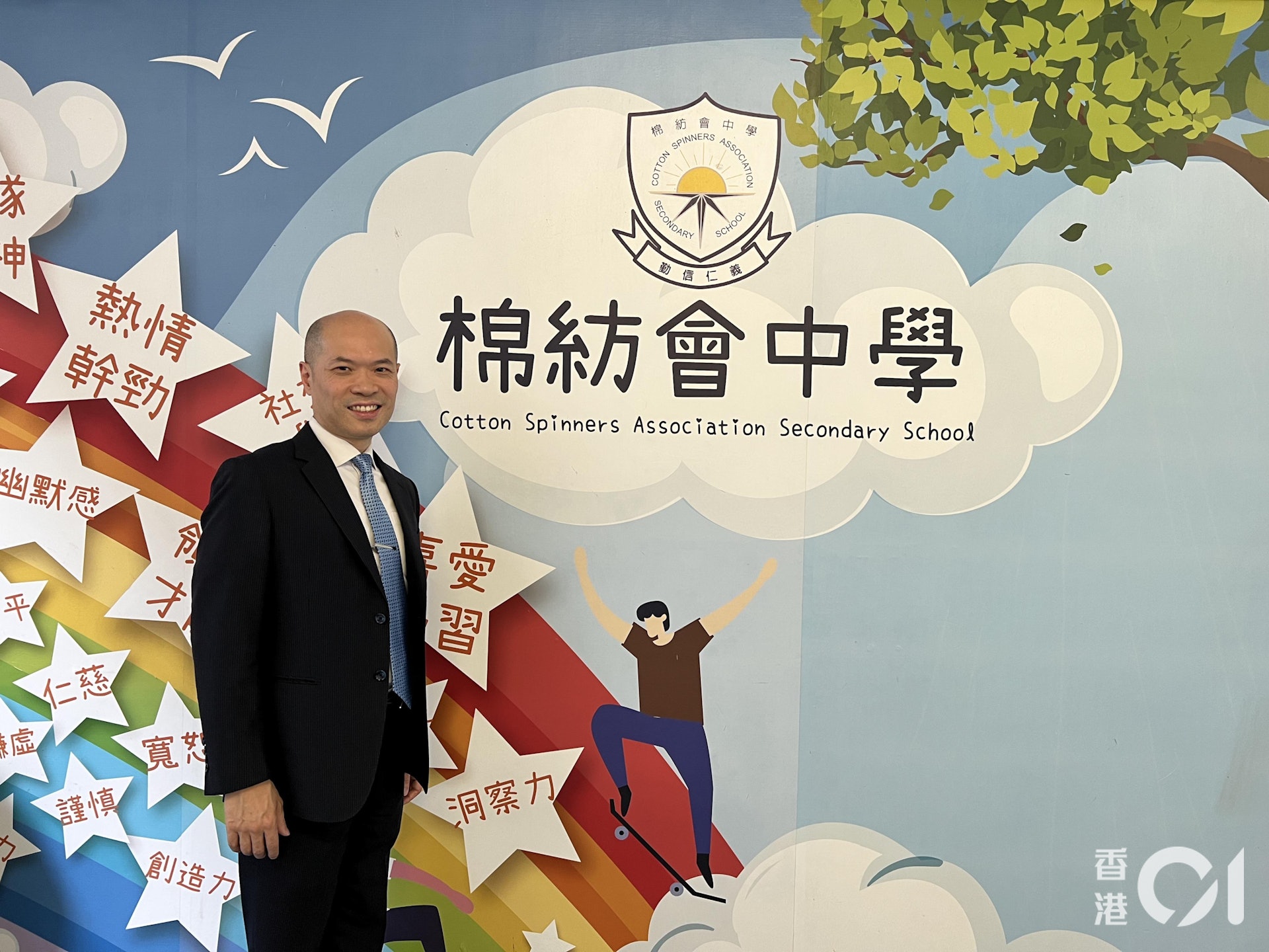 校長黃定康表示,學生能透過玩電競提升團隊合作及情緒管理,故此學校自5年前開始舉行首場電競比賽及增設電競區域。(翁曼琛攝) 校長黃定康表示,學生能透過玩電競提升團隊合作及情緒管理,故此學校自5年前開始舉行首場電競比賽及增設電競區域。(翁曼琛攝)