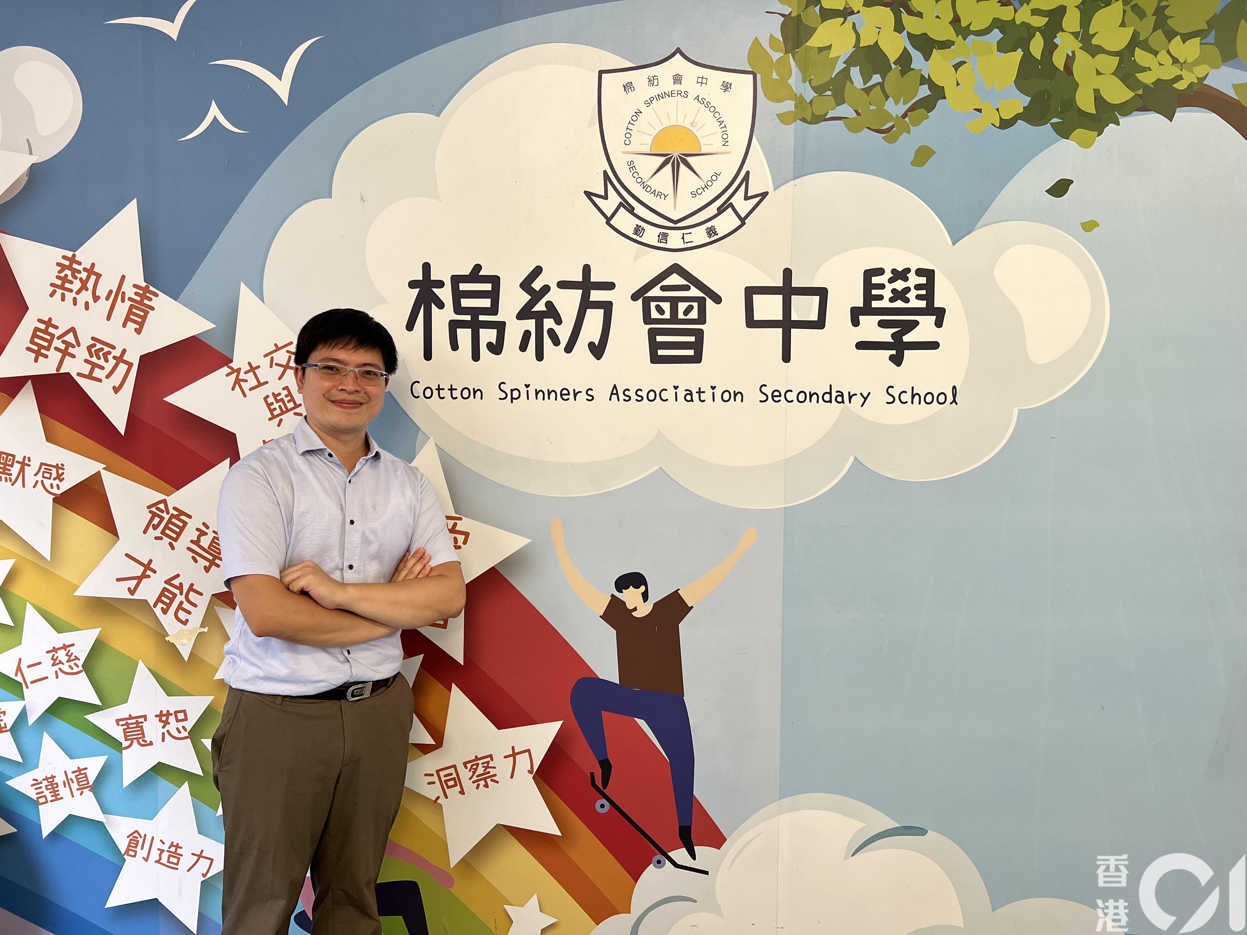 資訊科技組副主席劉銘恒表示，學校亦有為學生增設電競區域，電腦室的後排座位換成電競椅，學生只需自行攜帶鍵盤和耳機，便能在課餘時間與其他同學一起玩。（翁曼琛攝）