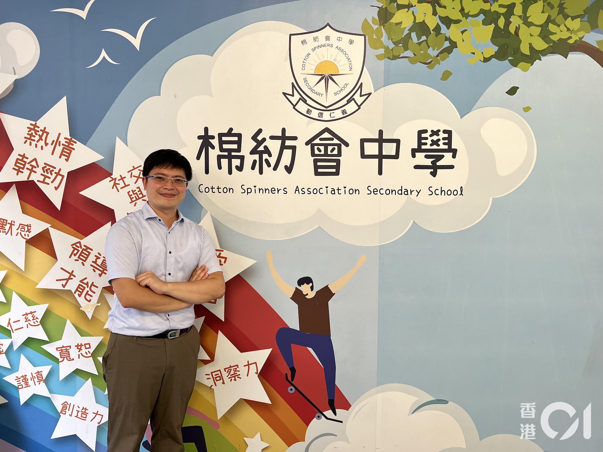 資訊科技組副主席劉銘恒表示,學校亦有為學生增設電競區域,電腦室的後排座位換成電競椅,學生只需自行攜帶鍵盤和耳機,便能在課餘時間與其他同學一起玩。(翁曼琛攝) 資訊科技組副主席劉銘恒表示,學校亦有為學生增設電競區域,電腦室的後排座位換成電競椅,學生只需自行攜帶鍵盤和耳機,便能在課餘時間與其他同學一起玩。(翁曼琛攝)