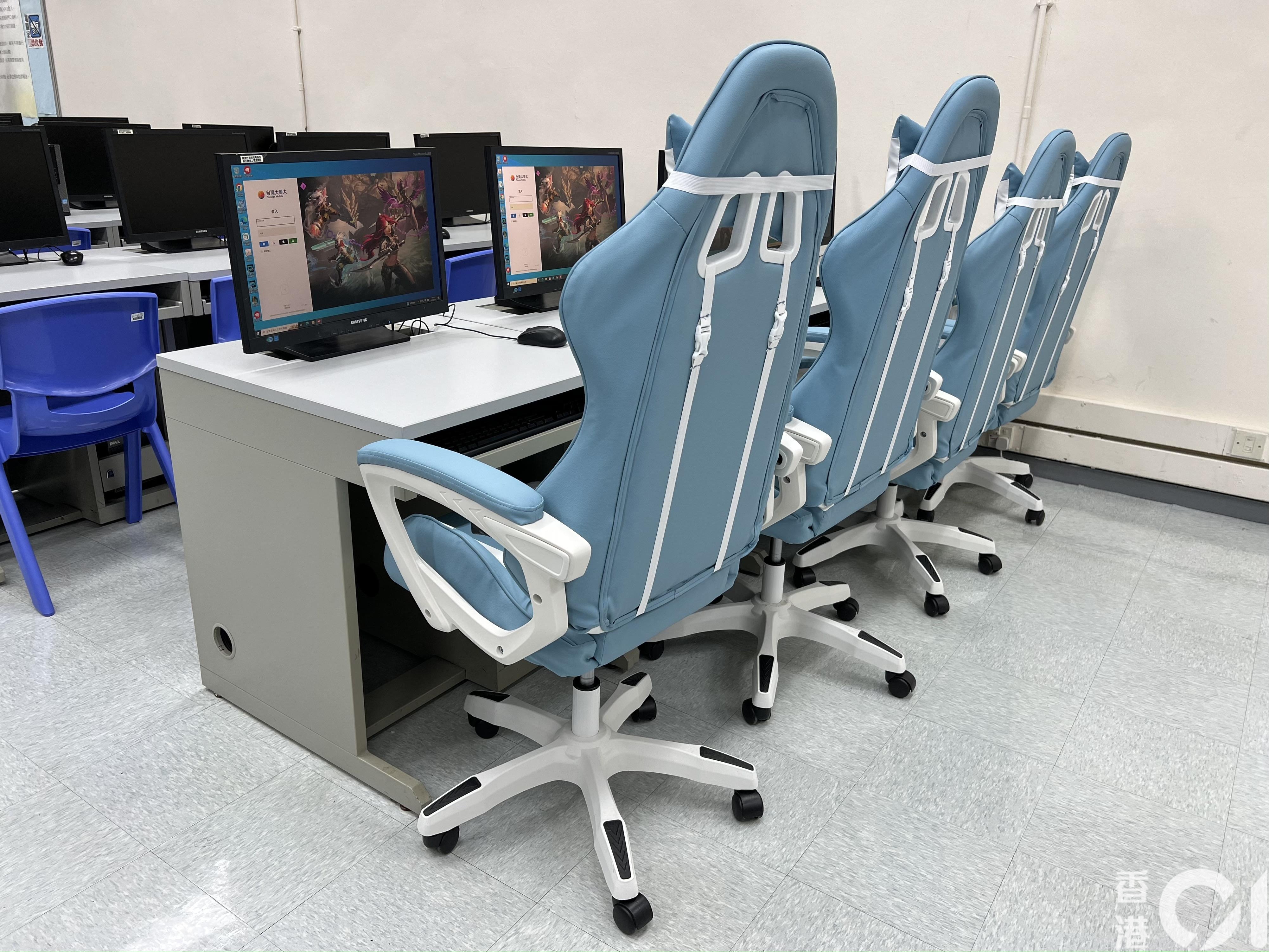 學校電腦室的後排座位換成電競椅，學生只需自行攜帶鍵盤和耳機，便能在課餘時間與其他同學一起玩。（翁曼琛攝）