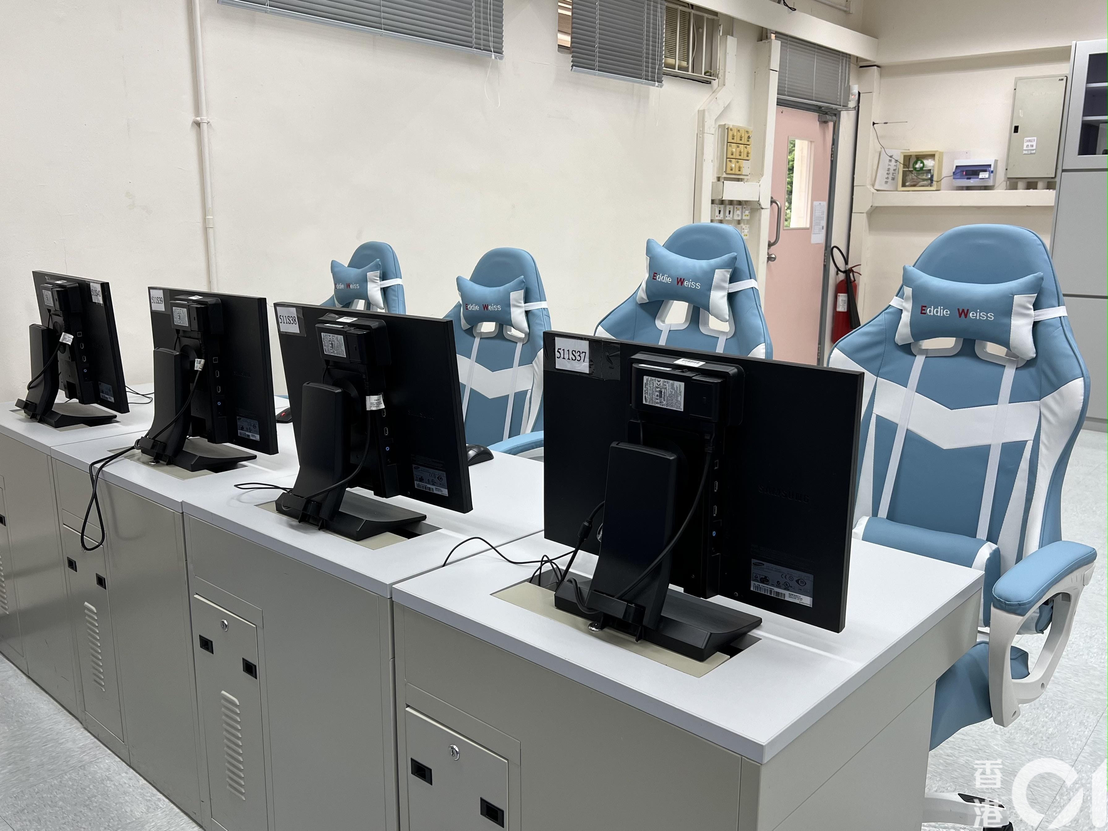 學校電腦室的後排座位換成電競椅，學生只需自行攜帶鍵盤和耳機，便能在課餘時間與其他同學一起玩。（翁曼琛攝）