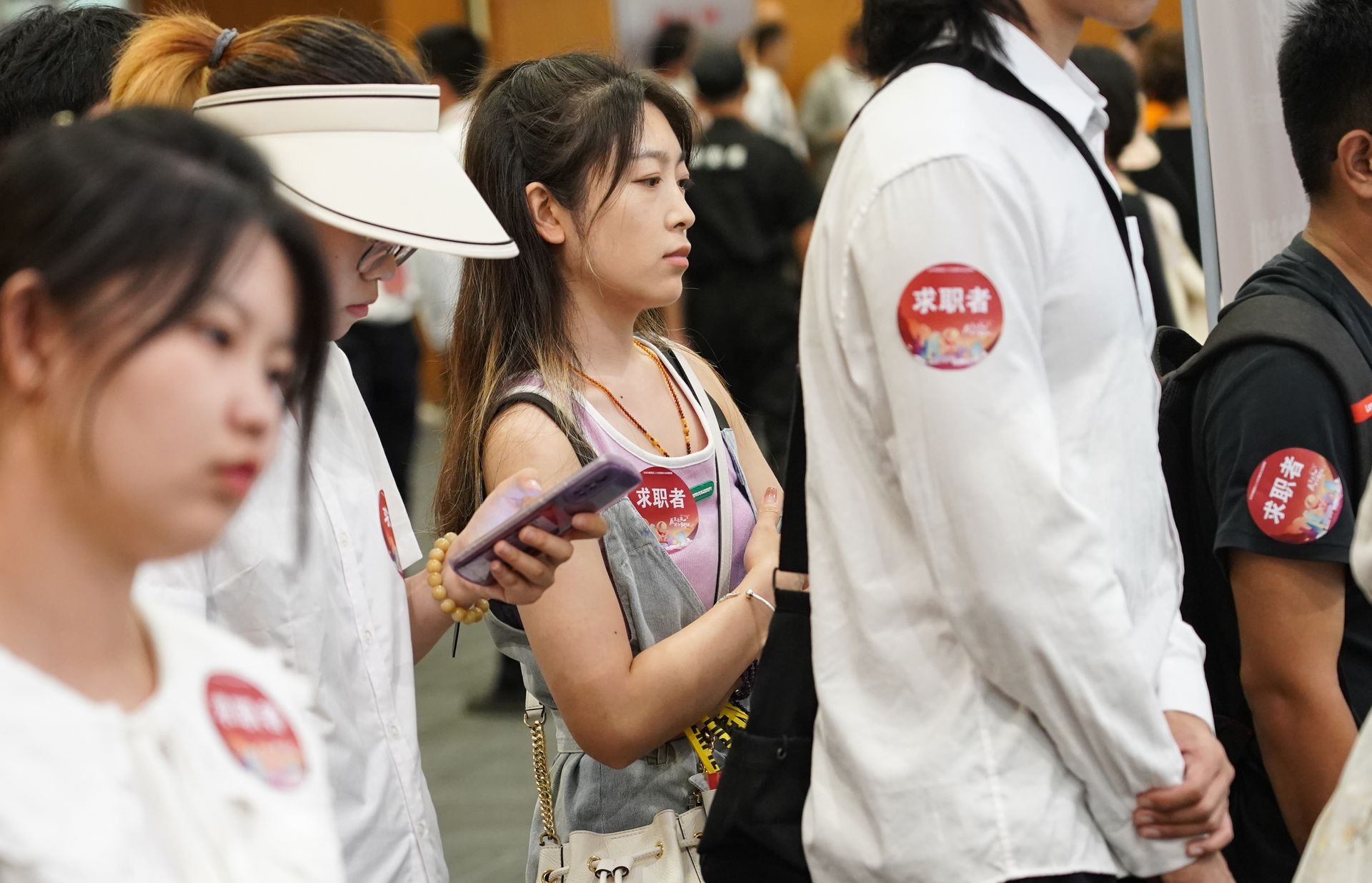 內地青年失業率降至15.8%創今年新低 官方稱6月底前推穩就業措施