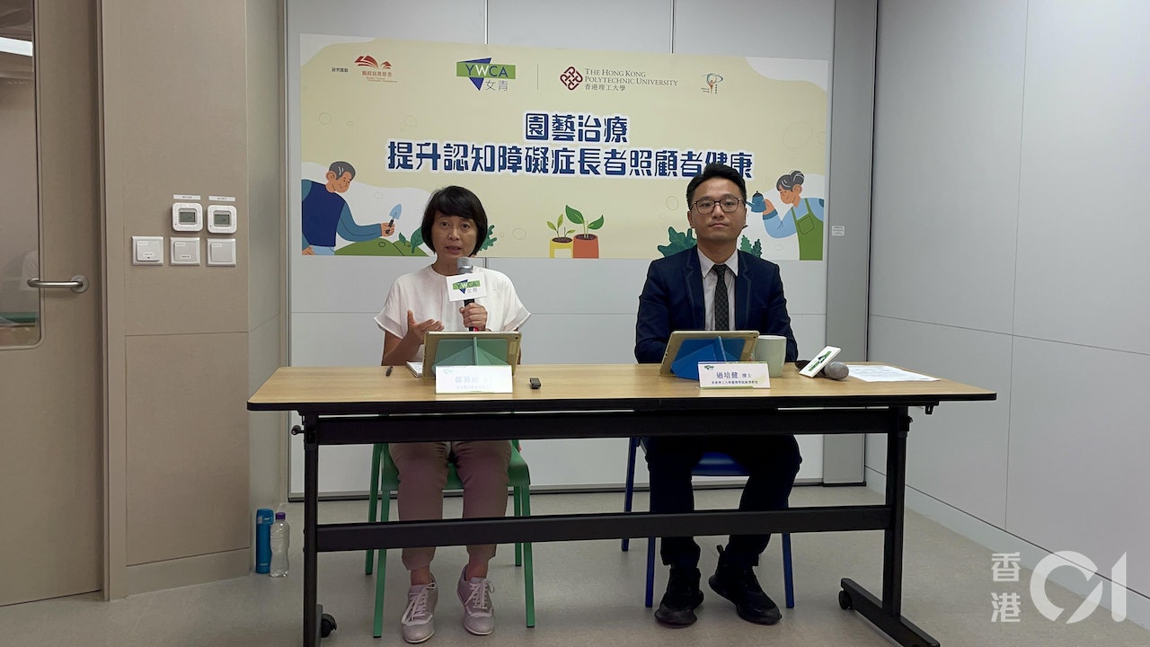香港基督教女青年會耆年服務部總主任韓慕琼(左)及理工大學護理學院助理教授過培健,介紹將科技化的園藝活動融入患者家中。(洪芷菁攝) 香港基督教女青年會耆年服務部總主任韓慕琼(左)及理工大學護理學院助理教授過培健,介紹將科技化的園藝活動融入患者家中。(洪芷菁攝)