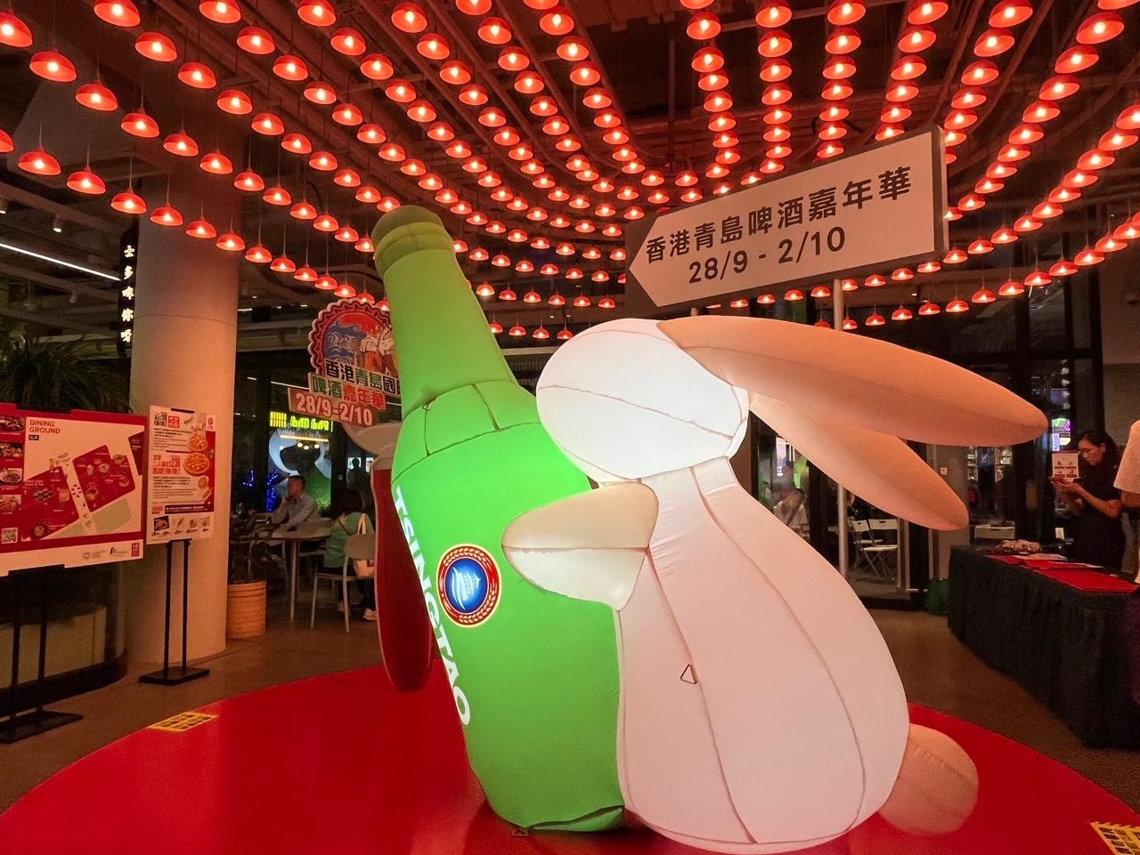 9月15日，「香港夜繽紛」啟動後首晚，中環街市響應政府呼籲，由即日起至10月2日，舉辦「香港青島國際啤酒嘉年華」。（歐陽德浩攝）