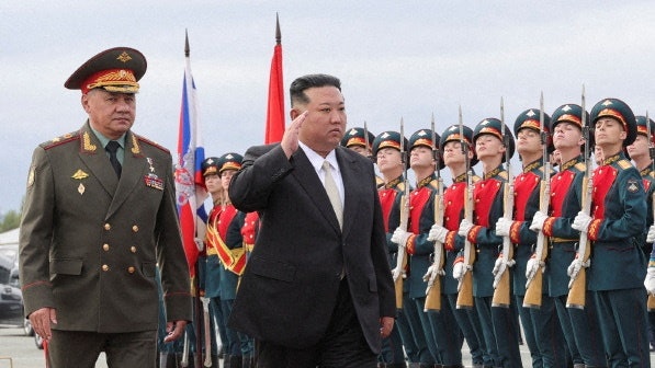 金正恩訪俄|參觀機場後 紹伊古陪同金正恩訪問太平洋艦隊 金正恩訪俄|參觀機場後 紹伊古陪同金正恩訪問太平洋艦隊