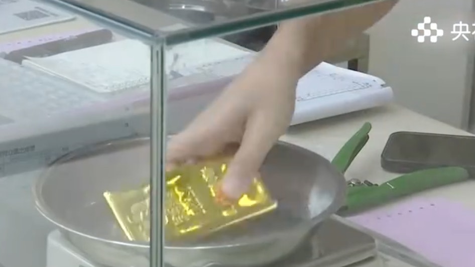 內地金價飆漲回收價格達最高點 消費者連夜拋售每克賺超百元 內地金價飆漲回收價格達最高點 消費者連夜拋售每克賺超百元