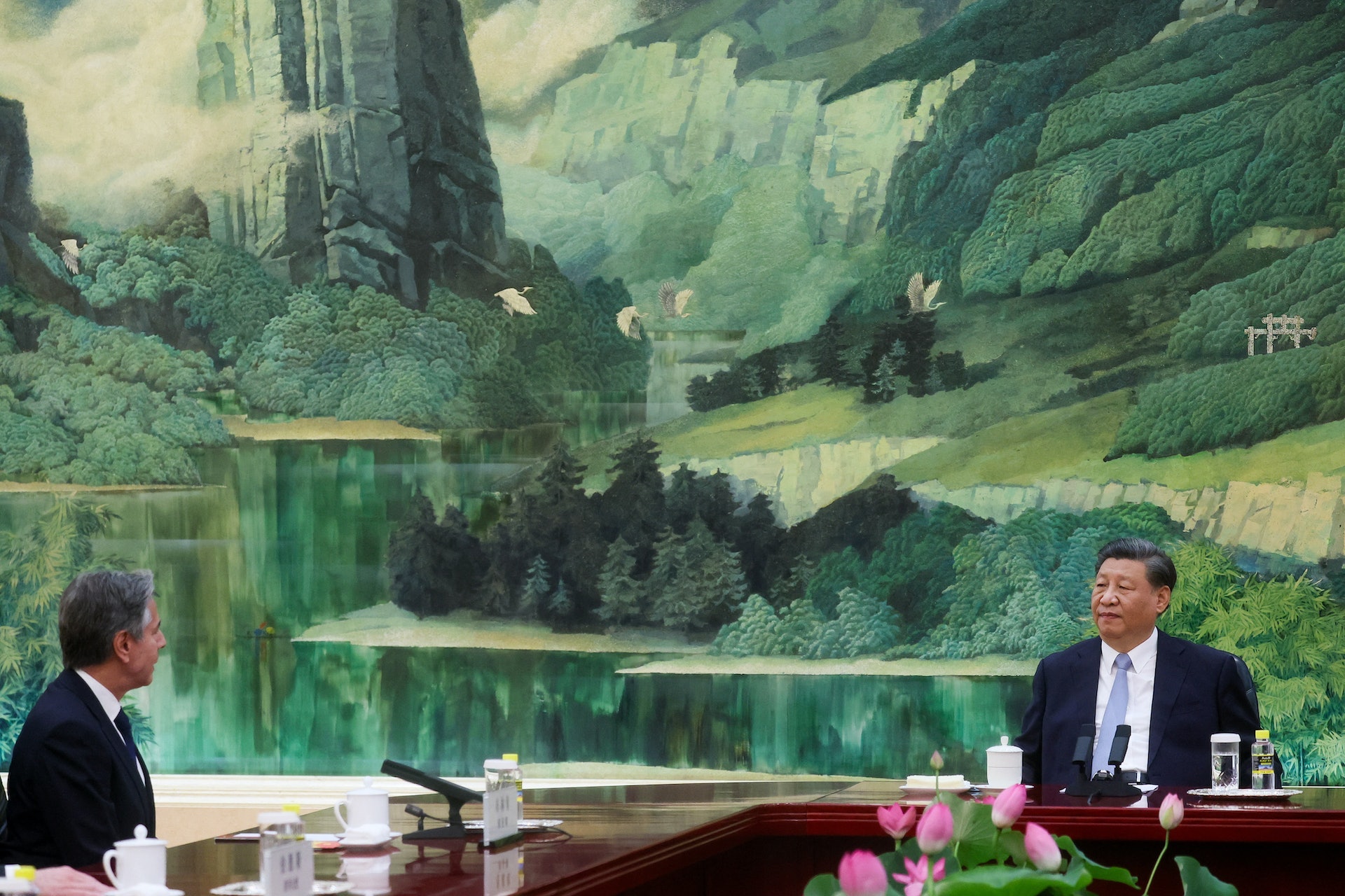 中國國家主席習近平2023年與美國務卿布林肯會面期間,敦促美方採取理性務實態度,同中方相向而行,共同努力,讓中美關係穩下來、好起來。圖為習近平19日北京人民大會堂會見布林肯(左)。(Reuters) 中國國家主席習近平2023年與美國務卿布林肯會面期間,敦促美方採取理性務實態度,同中方相向而行,共同努力,讓中美關係穩下來、好起來。圖為習近平19日北京人民大會堂會見布林肯(左)。(Reuters)