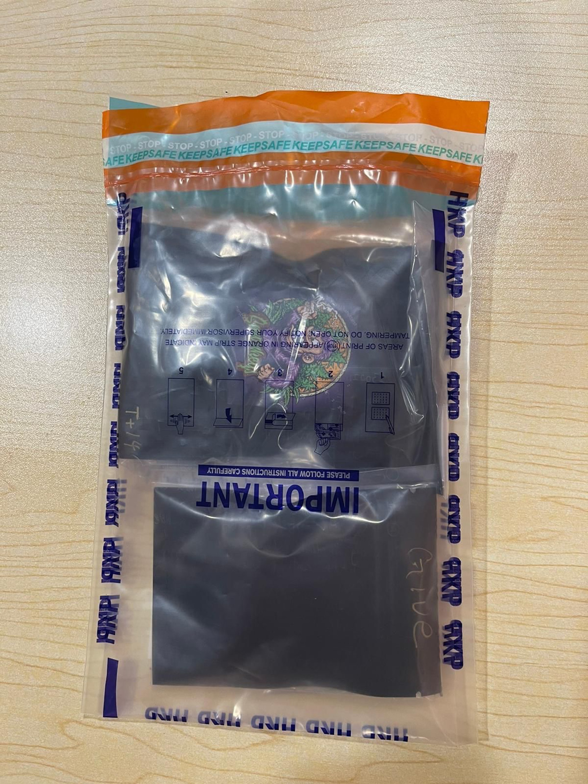 行動中警方檢獲兩包懷疑大麻。(警方提供) 行動中警方檢獲兩包懷疑大麻。(警方提供)