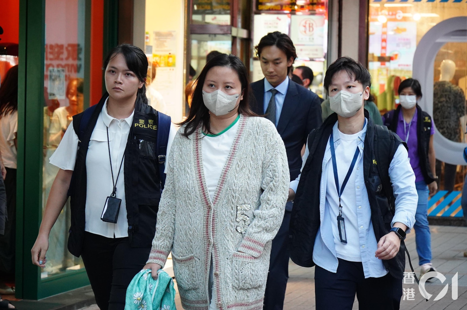 警方就JPEX案搜查尖東永安廣場「陳大怡找換店」辦公室,拘捕兩人,包括陳怡(前中)。(朱永倫攝) 警方就JPEX案搜查尖東永安廣場「陳大怡找換店」辦公室,拘捕兩人,包括陳怡(前中)。(朱永倫攝)