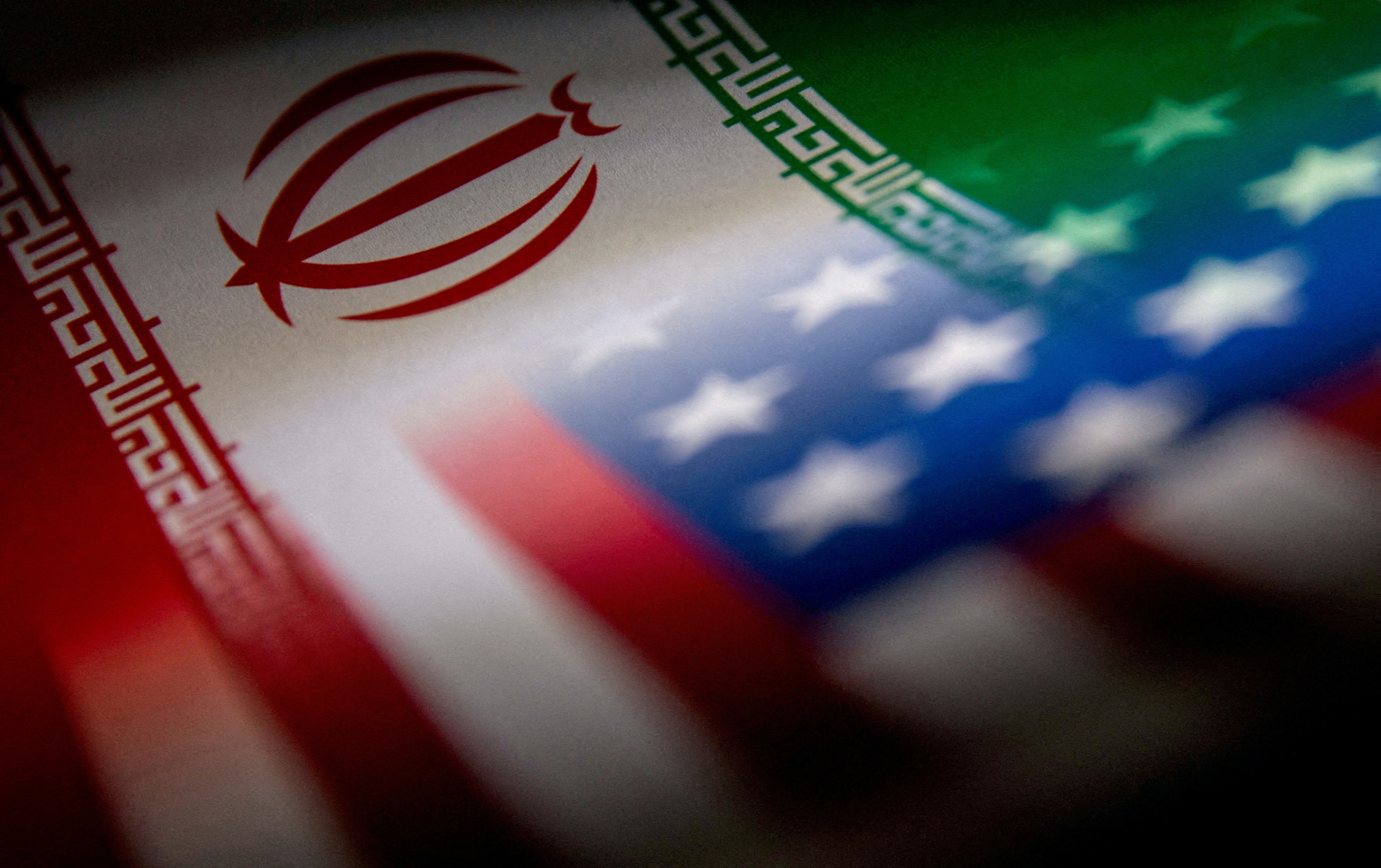 美伊关系：图为2022年1月27日路透社制作的设计图片，伊朗及美国的国旗被印在一张纸上。（Reuters）