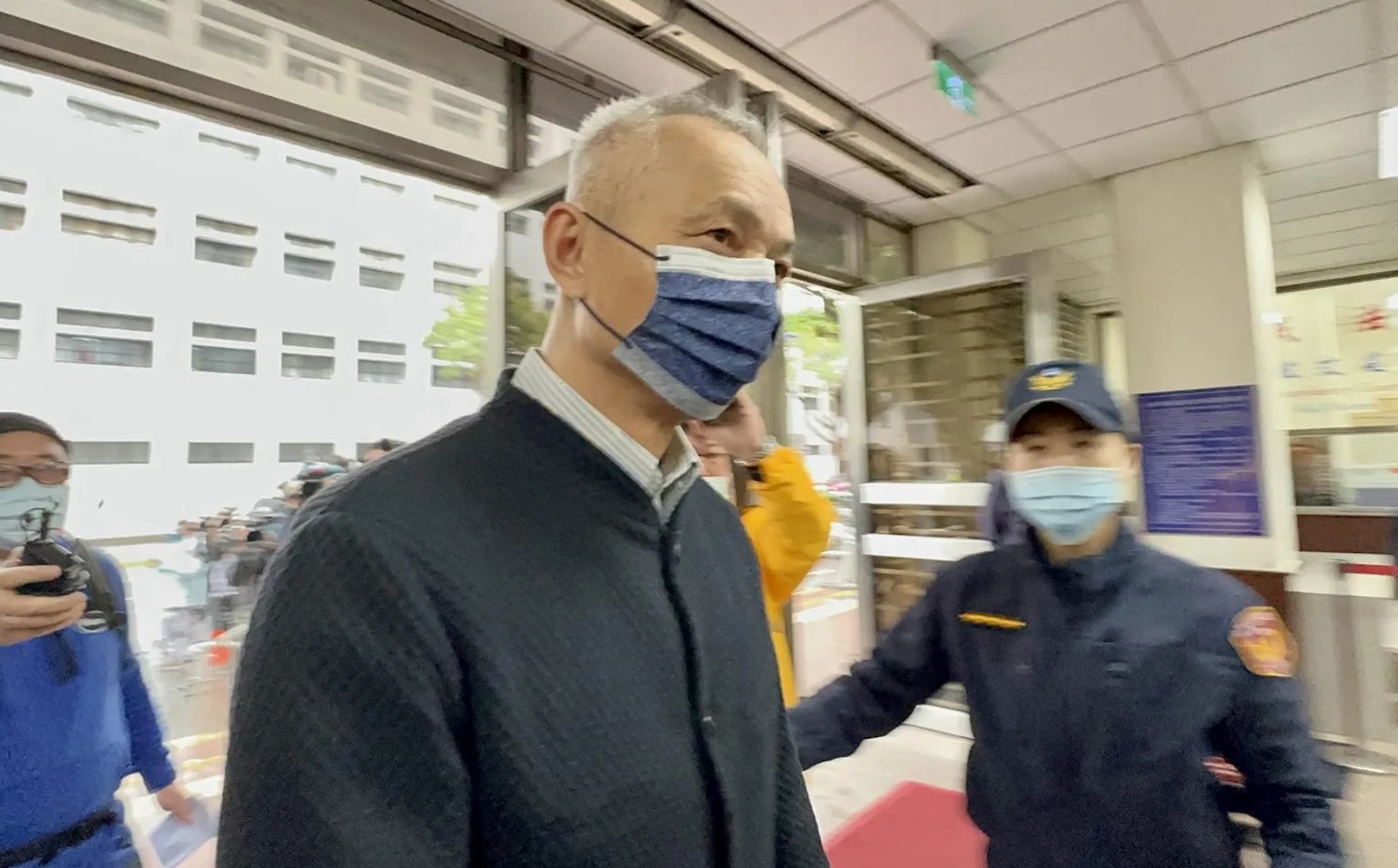 國寶集團總裁朱國榮日前傳出棄保潛逃國外,他因涉炒股案被諭令5億台幣交保,結果近日卻人間蒸發,最後不顧女友跟剛辦完滿月酒的兒子,搭乘華遊艇出海偷渡菲律賓。(中天新聞網授權使用) 國寶集團總裁朱國榮日前傳出棄保潛逃國外,他因涉炒股案被諭令5億台幣交保,結果近日卻人間蒸發,最後不顧女友跟剛辦完滿月酒的兒子,搭乘華遊艇出海偷渡菲律賓。(中天新聞網授權使用)