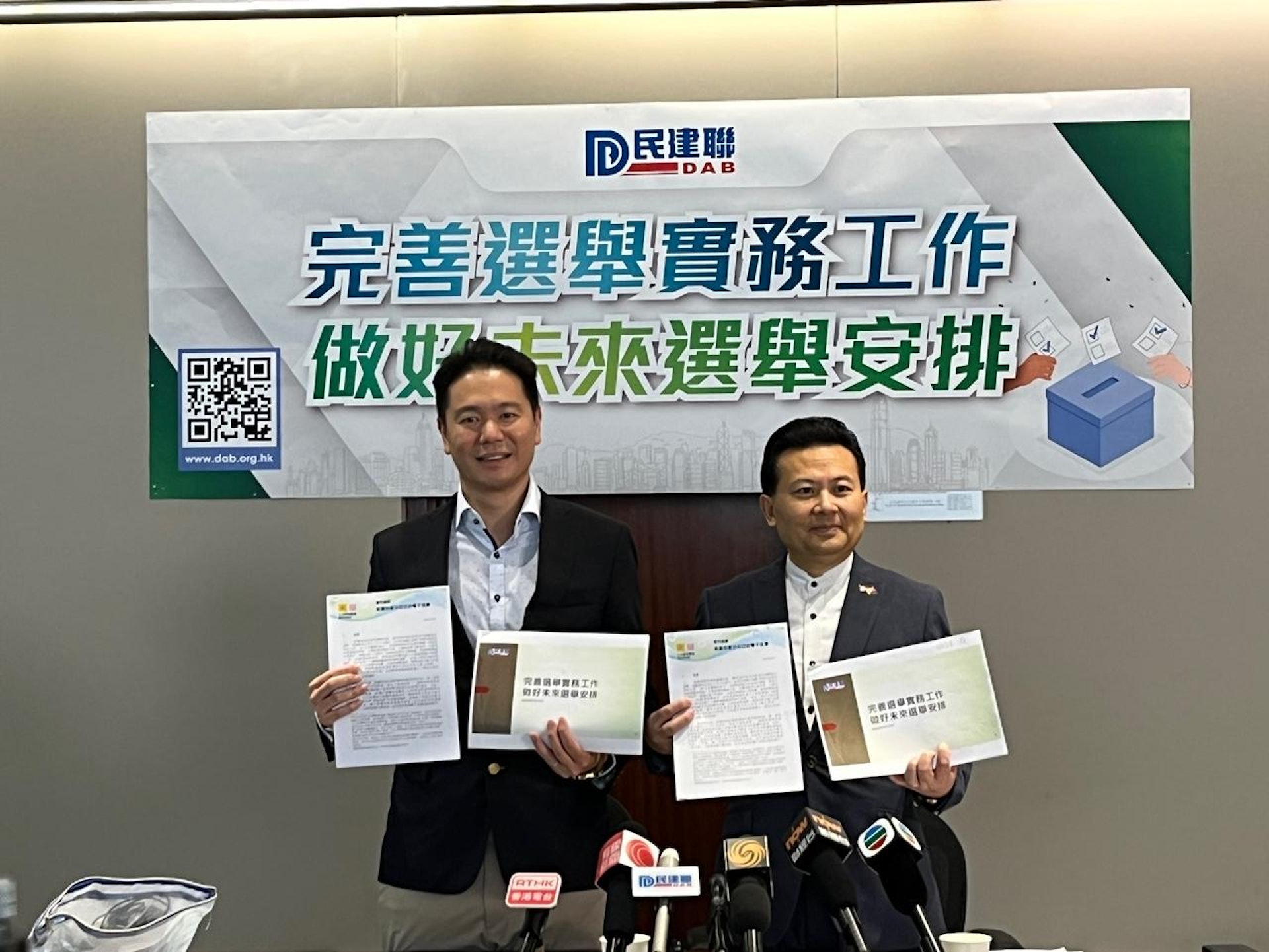 陳勇(右)倡容許長者選民以長者咭核實選民資格等。(李宇婷攝) 陳勇(右)倡容許長者選民以長者咭核實選民資格等。(李宇婷攝)