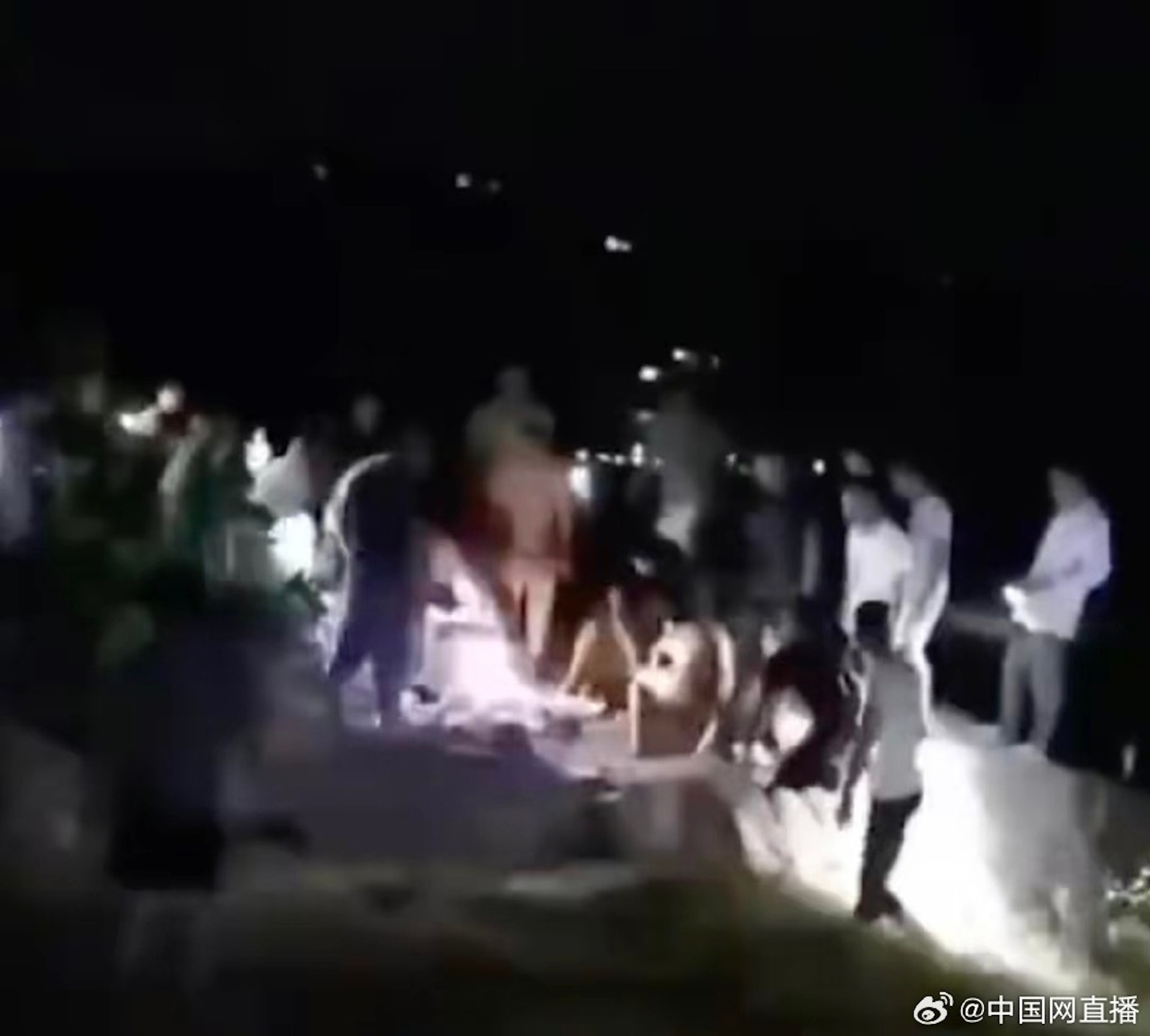 廣東4名男童水塘溺亡,村民施救現場。(影片截圖) 廣東4名男童水塘溺亡,村民施救現場。(影片截圖)